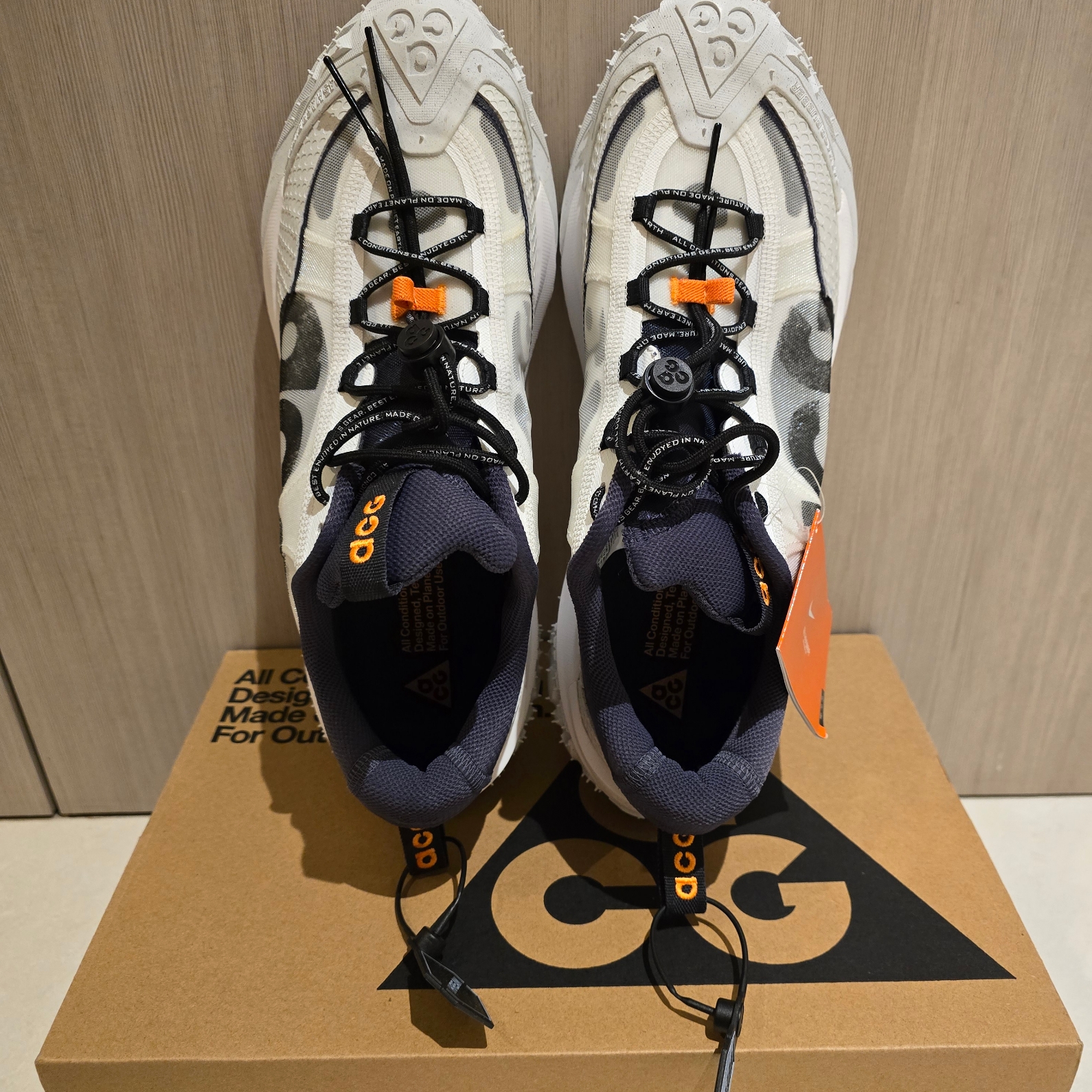 Nike ACG Mountain Fly 2 Low Summit White and Bright Mandarin 착용 스타일