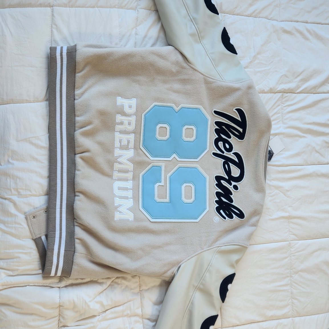 Vandy The Pink Racing Varsity Jacket Natural 착용 스타일 - 2