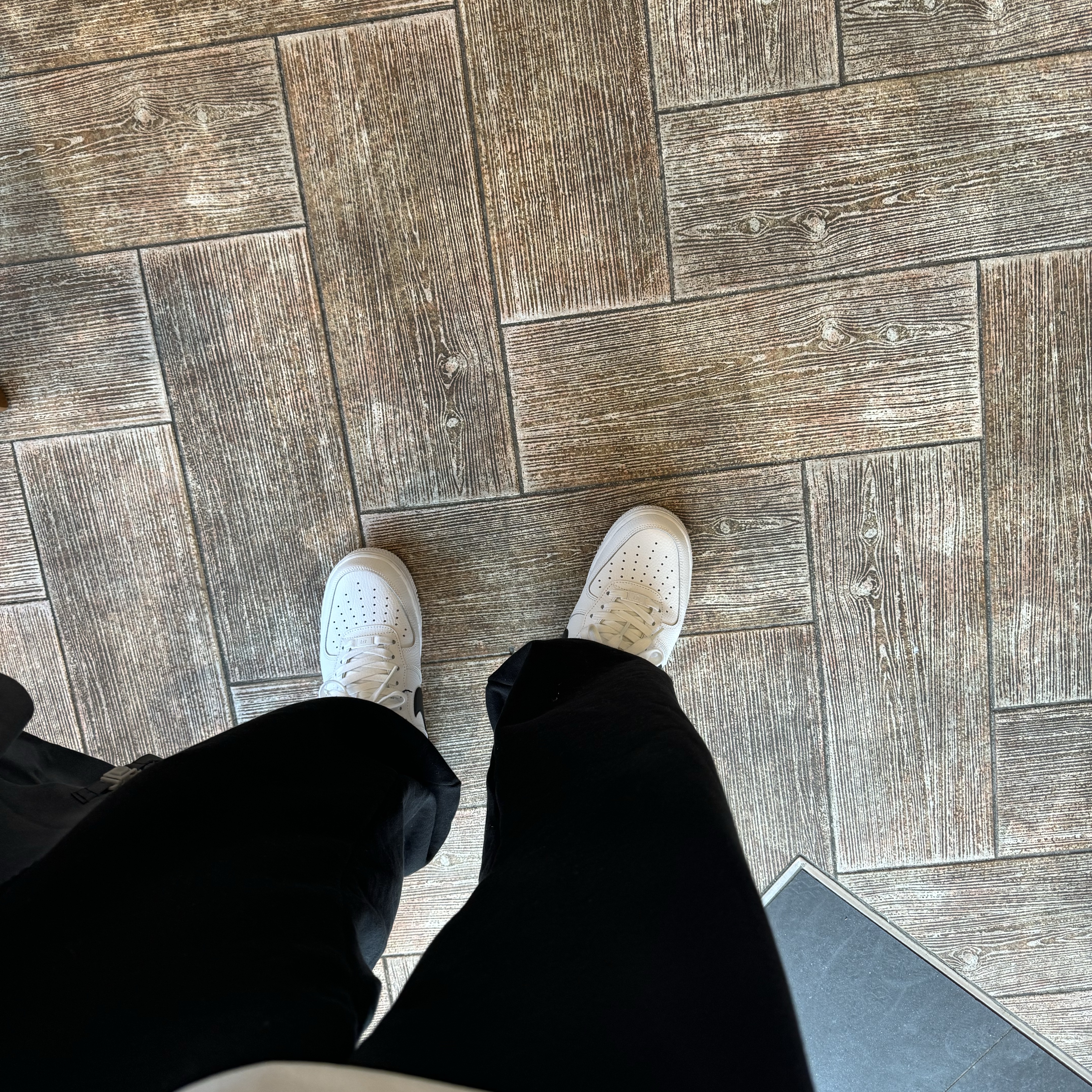 (W) Nike Air Force 1 '07 White Black 착용 스타일 - 1