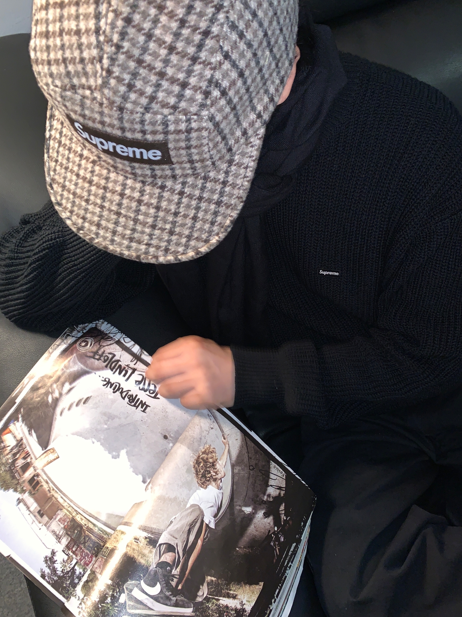 Supreme Small Box Ribbed Sweater Black - 23FW, Supreme Houndstooth Wool Camp Cap Tan - 23FW 착용 스타일