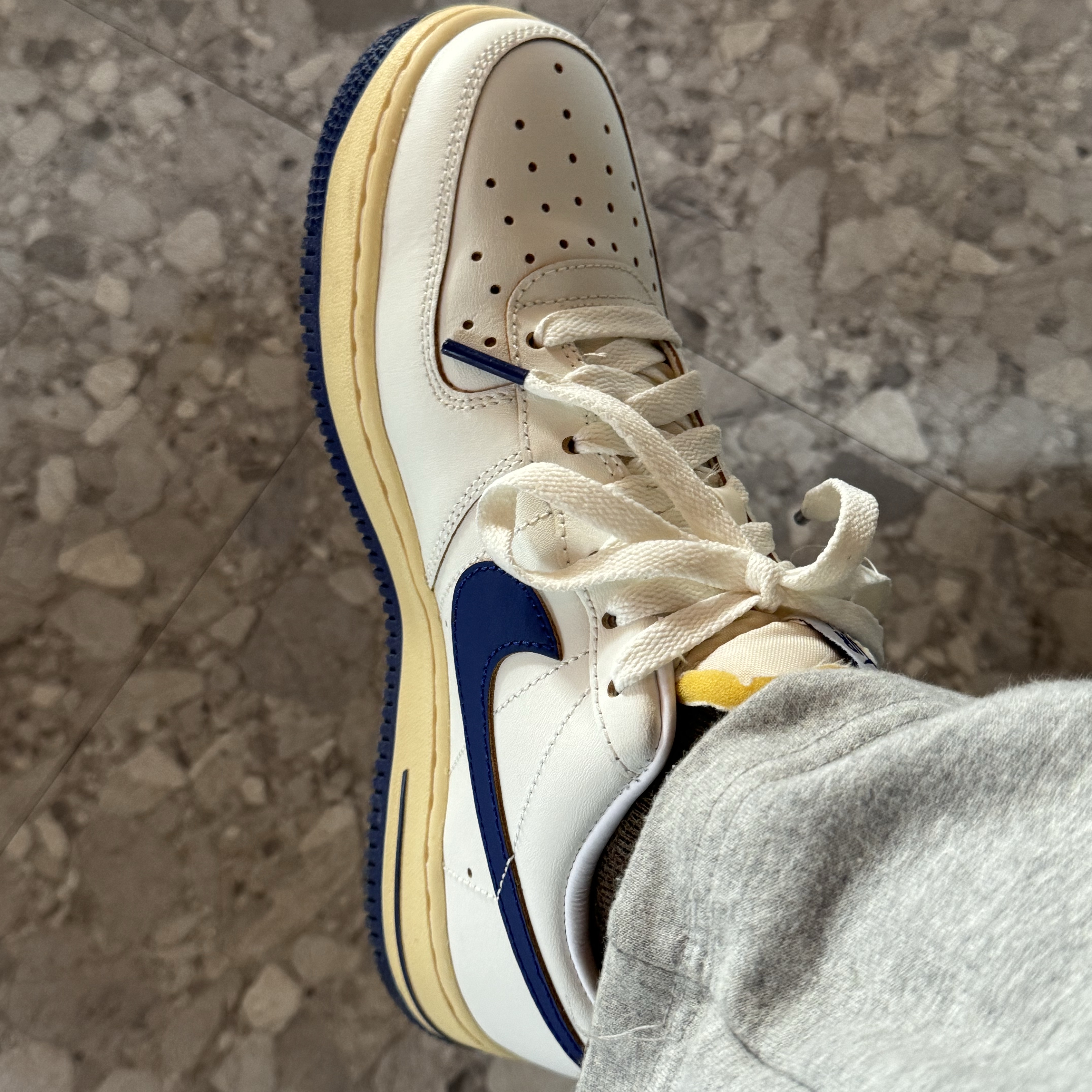 (W) Nike Air Force 1 '07 Sail Pale Vanilla 착용 스타일 - 2