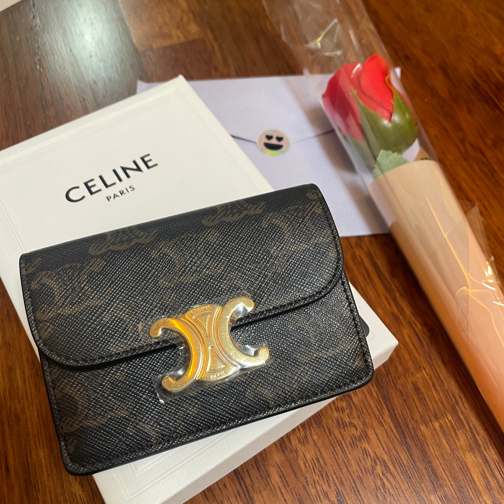 Celine Card Holder with Flap in Triomphe Canvas Tan 착용 스타일