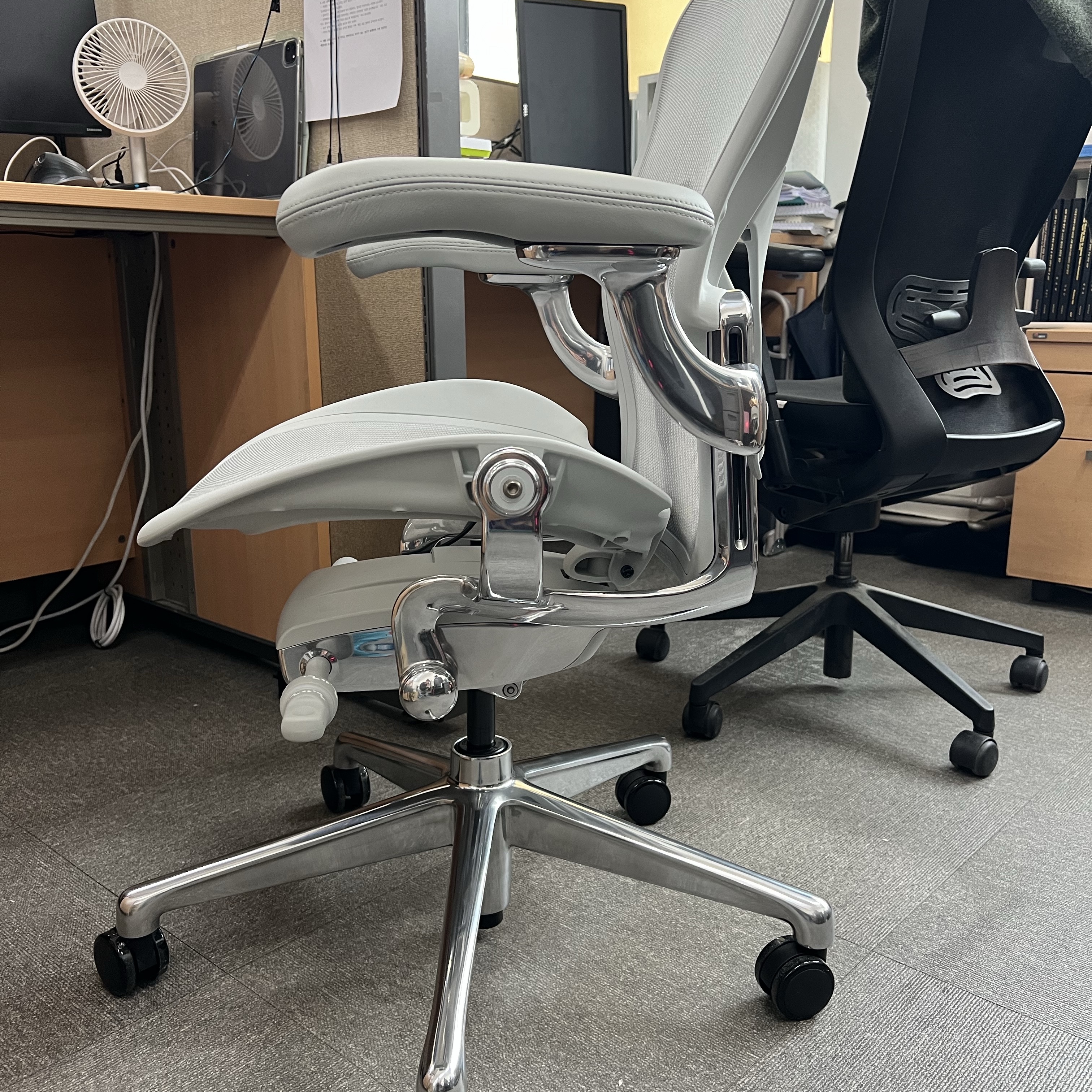 Herman Miller New Aeron Chair CD Full Option Mineral 착용 스타일 - 2