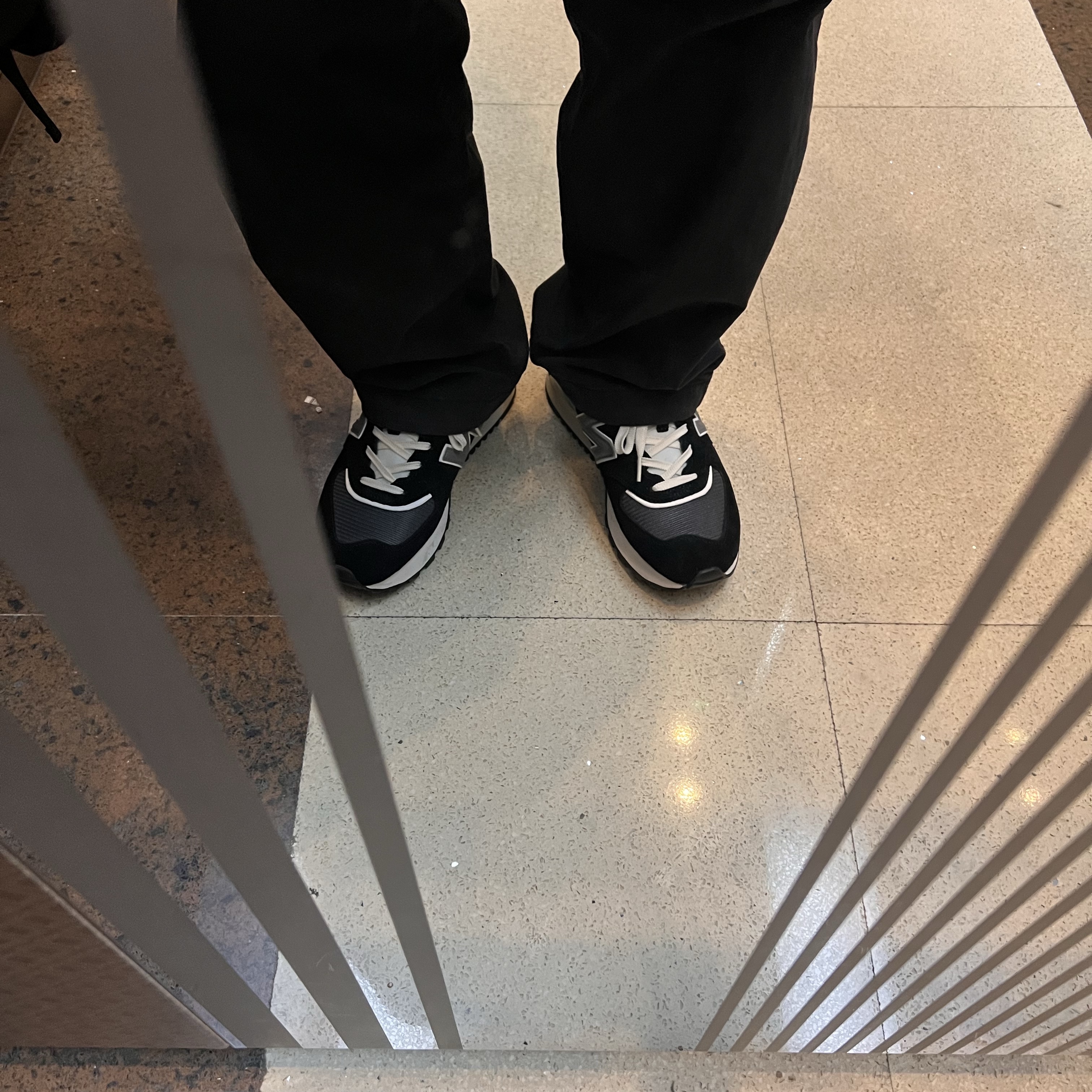 New Balance 574 Legacy Black 착용 스타일 - 1
