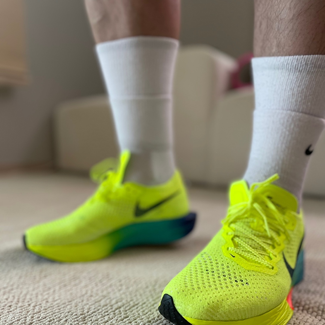Nike ZoomX Vaporfly Next% 3 Volt Scream Green, (W) Nike Air Zoom Alphafly Next% 2 White Deep Jungle 착용 스타일 - 2