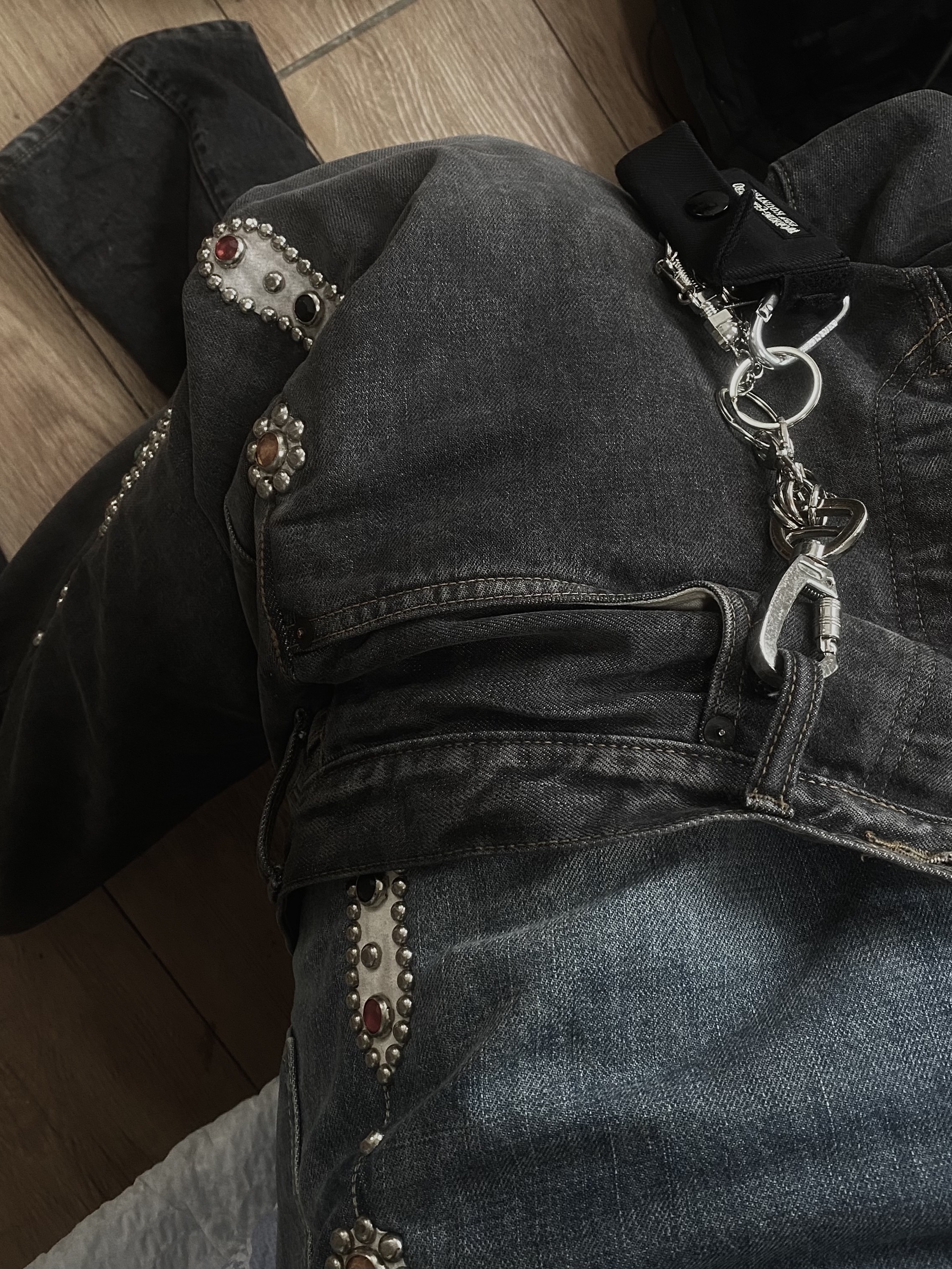 Kapital 14 oz. Denim 5P Monkey Cisco Gemstone Pants Indigo (Processing), Kapital 14 oz. Denim 5P Monkey Cisco Gemstone Pants Black 착용 스타일 - 1