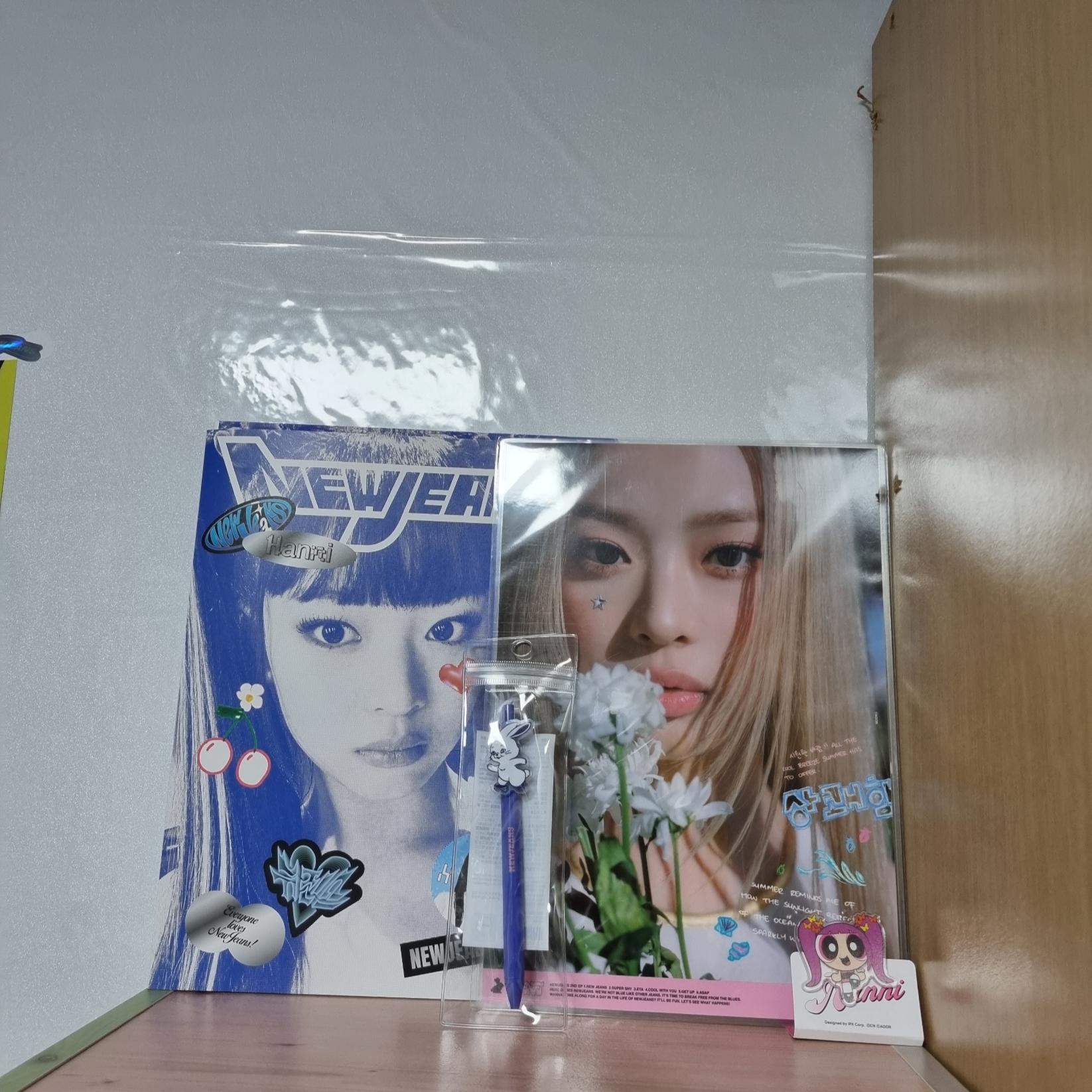 NewJeans Get Up Book Hold Sheet Hanni, Newjeans x The Powerpuff Girls Acrylic Magnetic Clips Hanni 착용 스타일 - 1