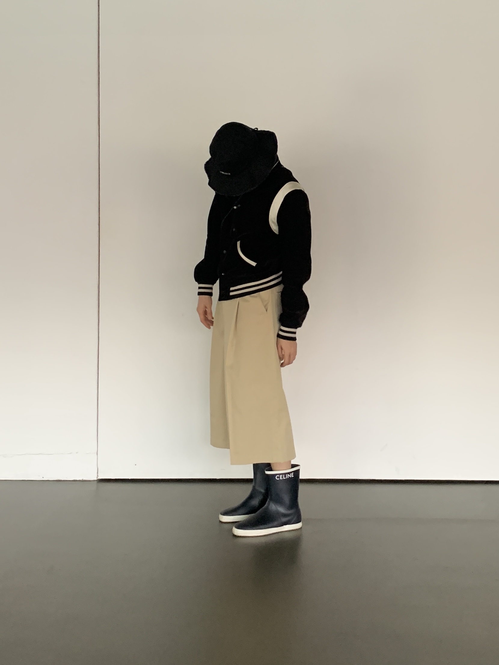 Jacquemus Le Bob Artichaut Bucket Hat Black, Celine Teddy Jacket in Corduroy Black 착용 스타일 - 7