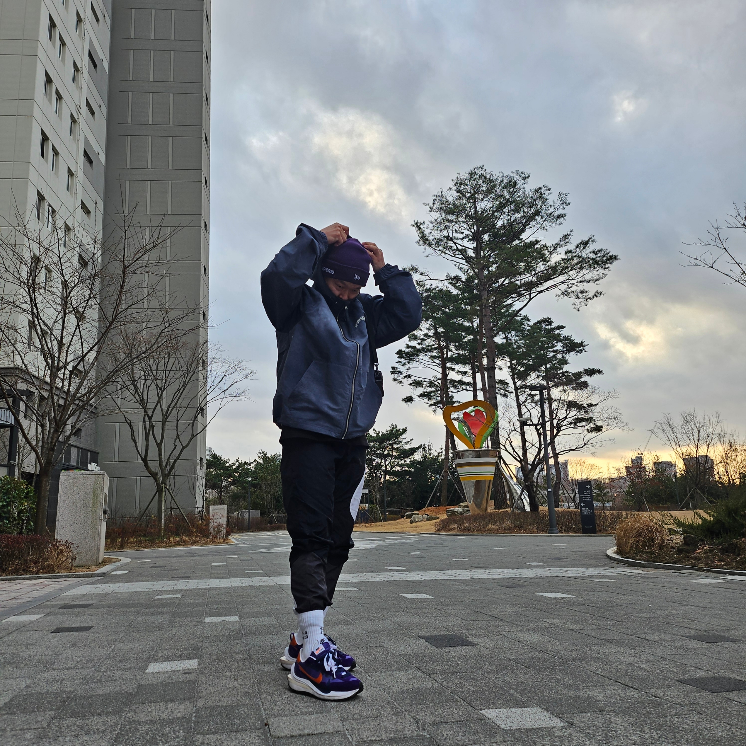 Supreme New Era Box Logo Beanie Dark Purple - 23FW, Nike x Sacai VaporWaffle Dark Iris 착용 스타일 - 1