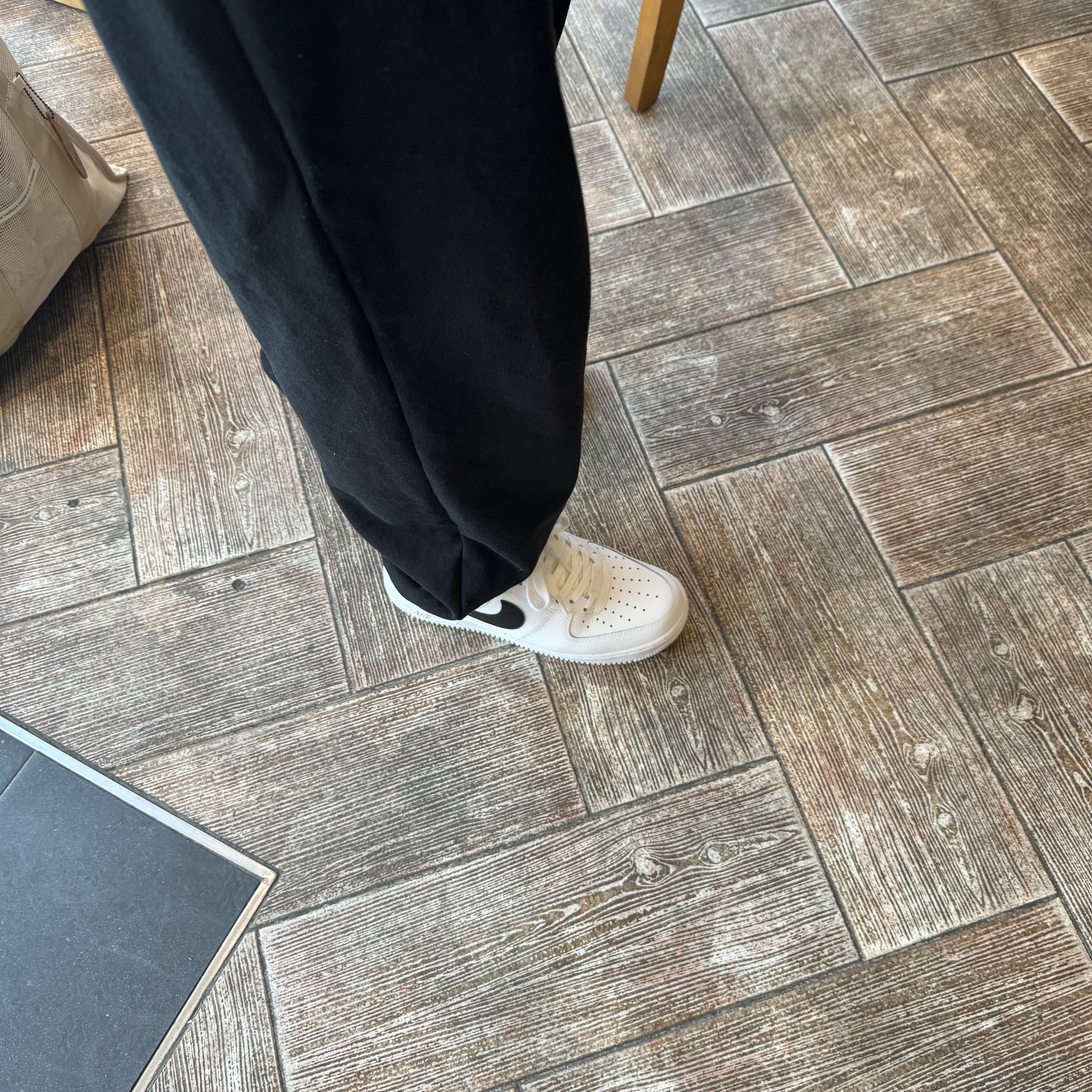 (W) Nike Air Force 1 '07 White Black 착용 스타일 - 2