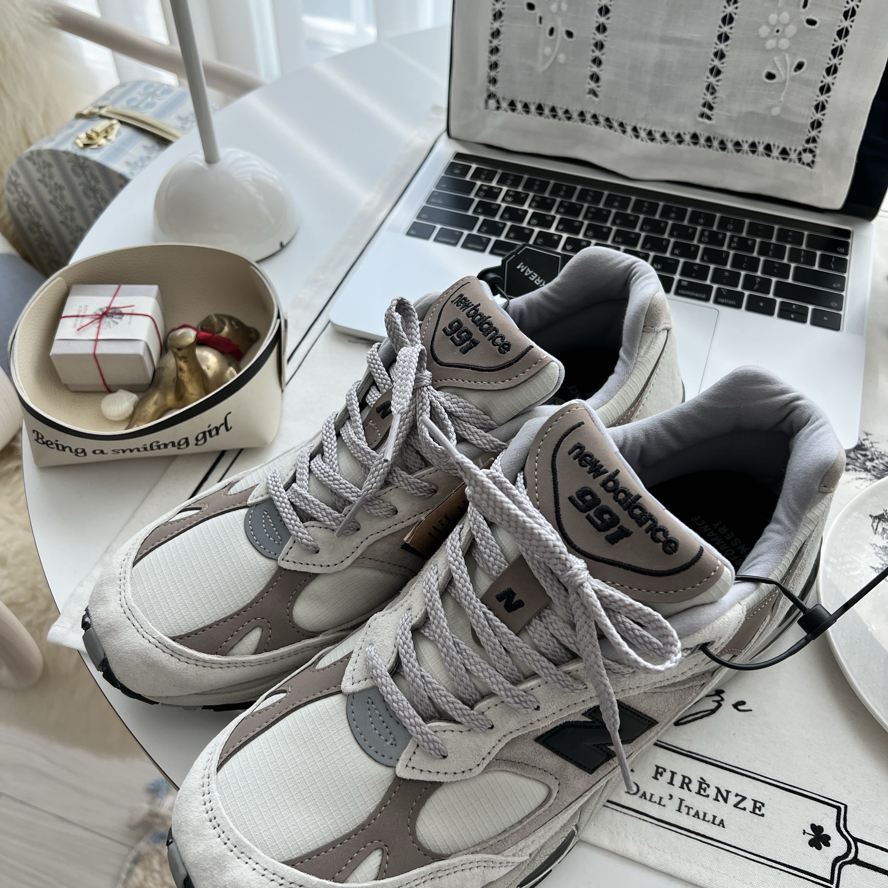 New Balance 991 Made in UK Cream Beige 착용 스타일 - 2
