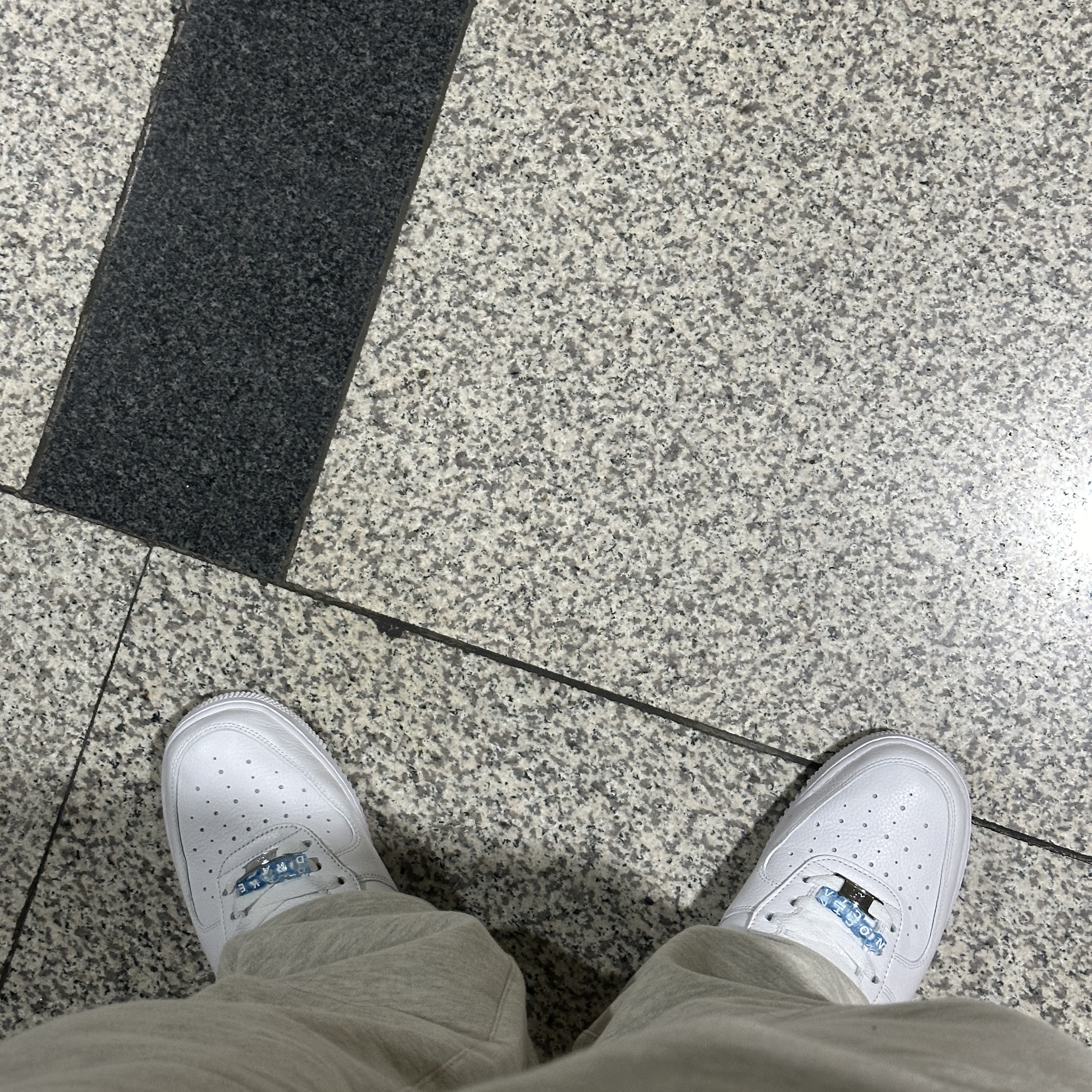 Essentials The Core Collection Relaxed Sweatpants Light Oatmeal, Nike x Drake Nocta Air Force 1 Low SP Certified Lover Boy White 착용 스타일