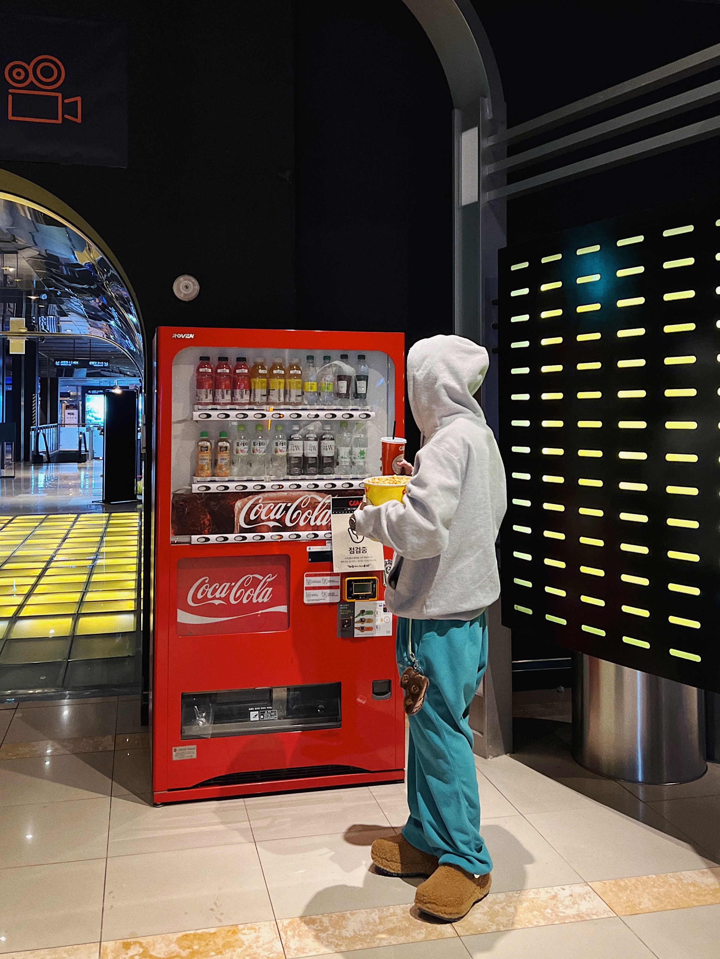 Supreme Inside Out Box Logo Hooded Sweatshirt Heather Grey - 23SS, Supreme New Era Varsity Beanie Red - 23FW 착용 스타일 - 3