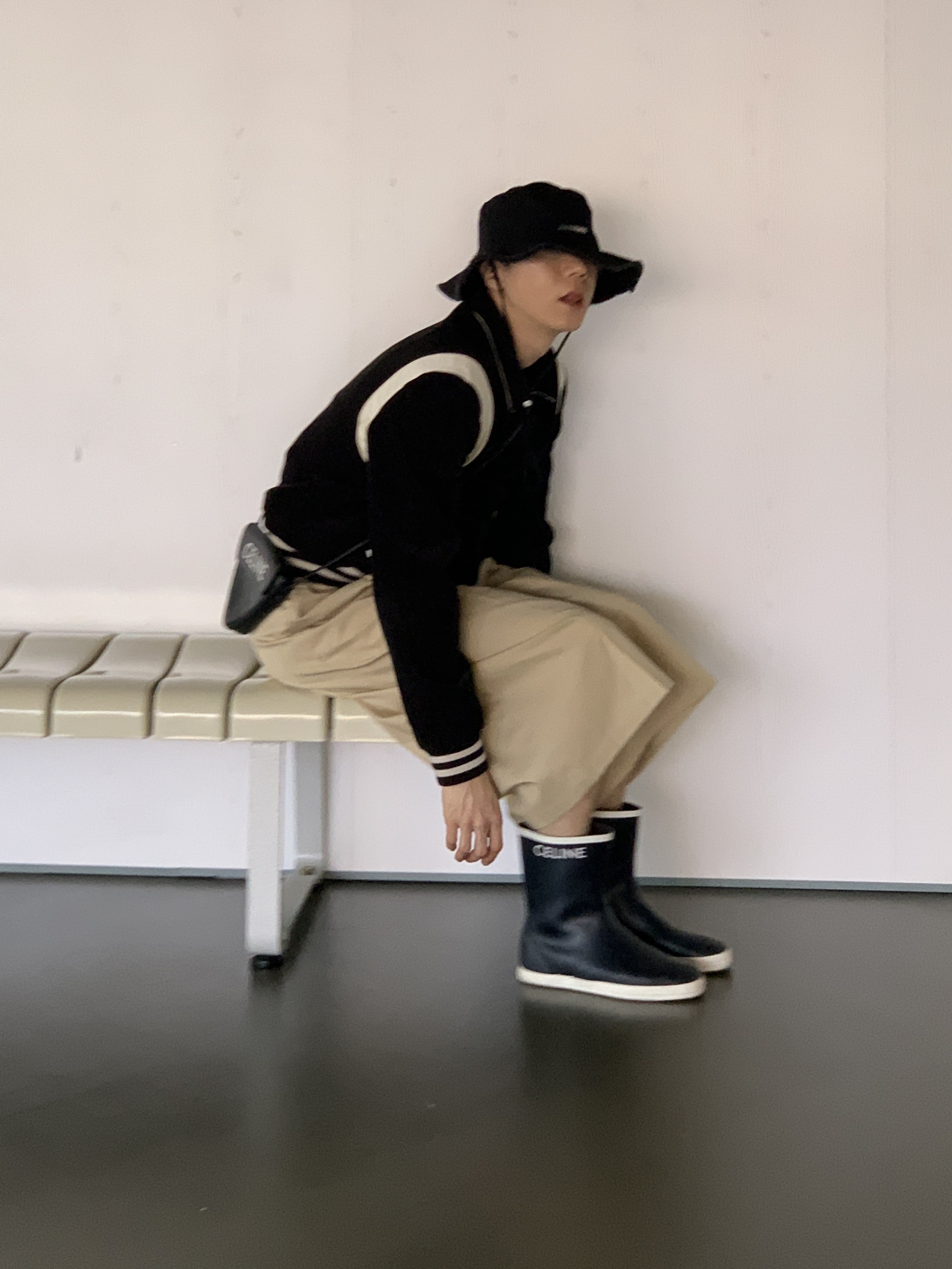 Jacquemus Le Bob Artichaut Bucket Hat Black, Celine Teddy Jacket in Corduroy Black 착용 스타일 - 6