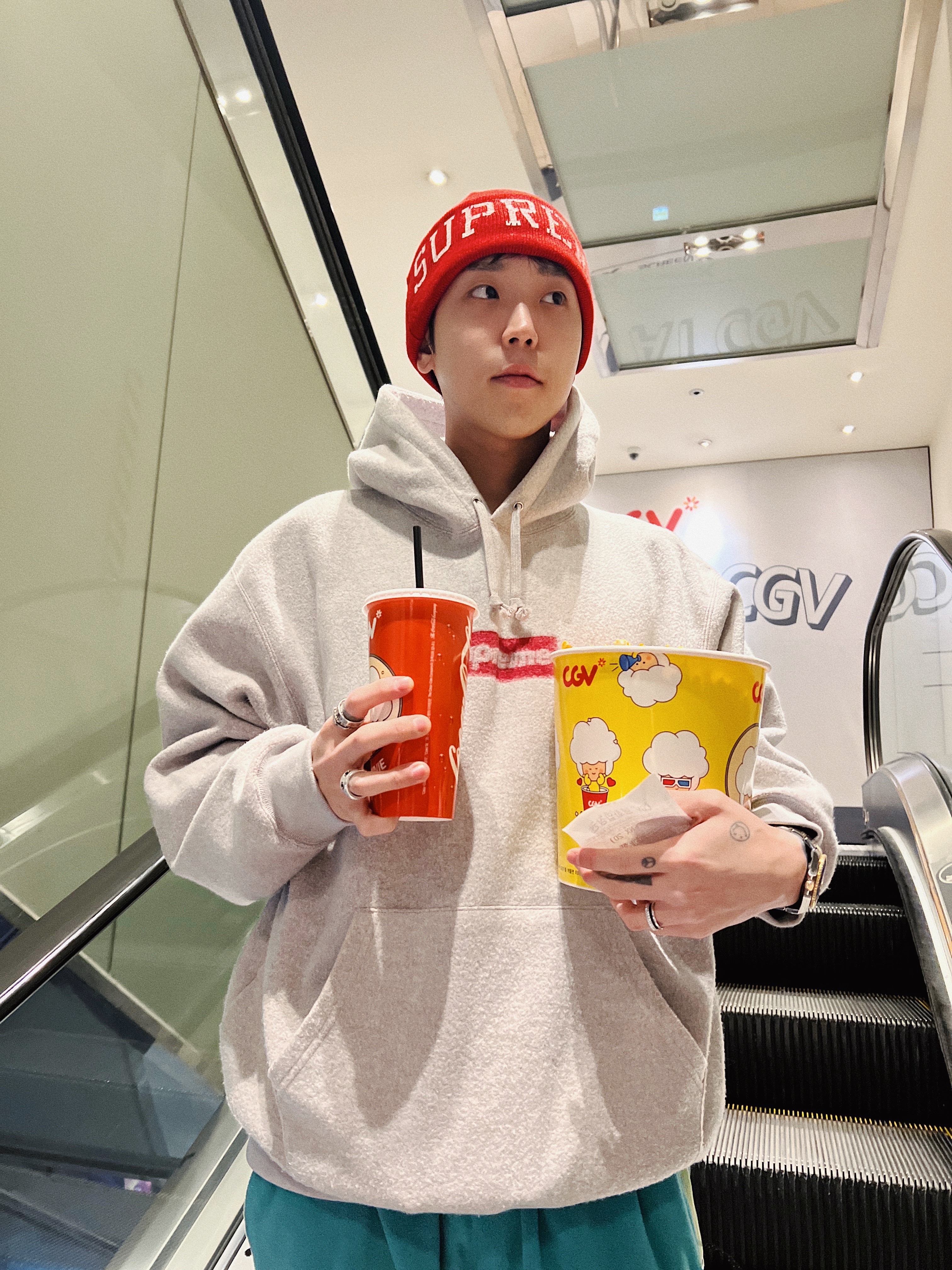 Supreme Inside Out Box Logo Hooded Sweatshirt Heather Grey - 23SS, Supreme New Era Varsity Beanie Red - 23FW 착용 스타일 - 1