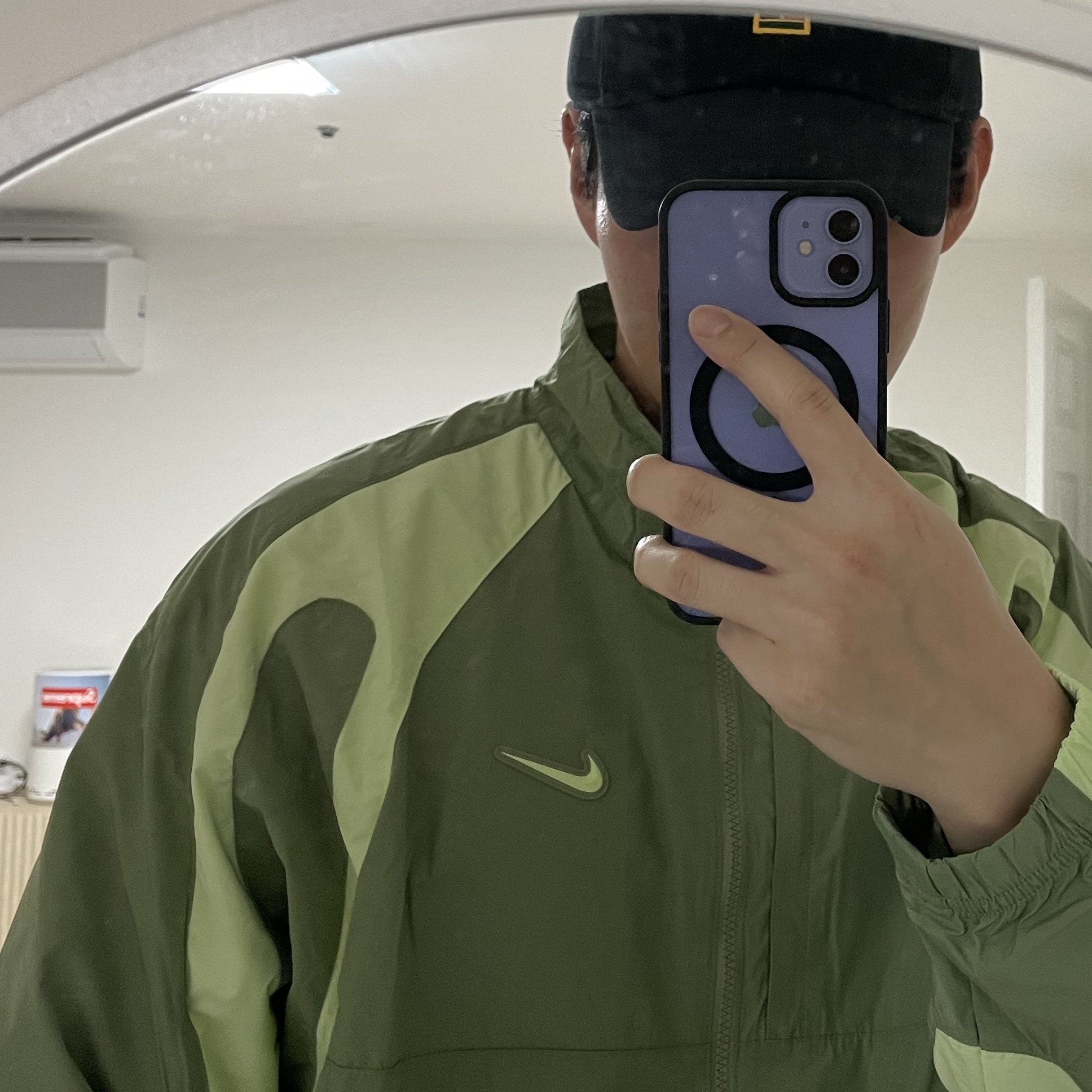 Nike x Drake Nocta Nylon Track Jacket Oil Green (FN7666-386), Nike Court Heritage 86 Logo Tennis Cap Black 착용 스타일 - 1