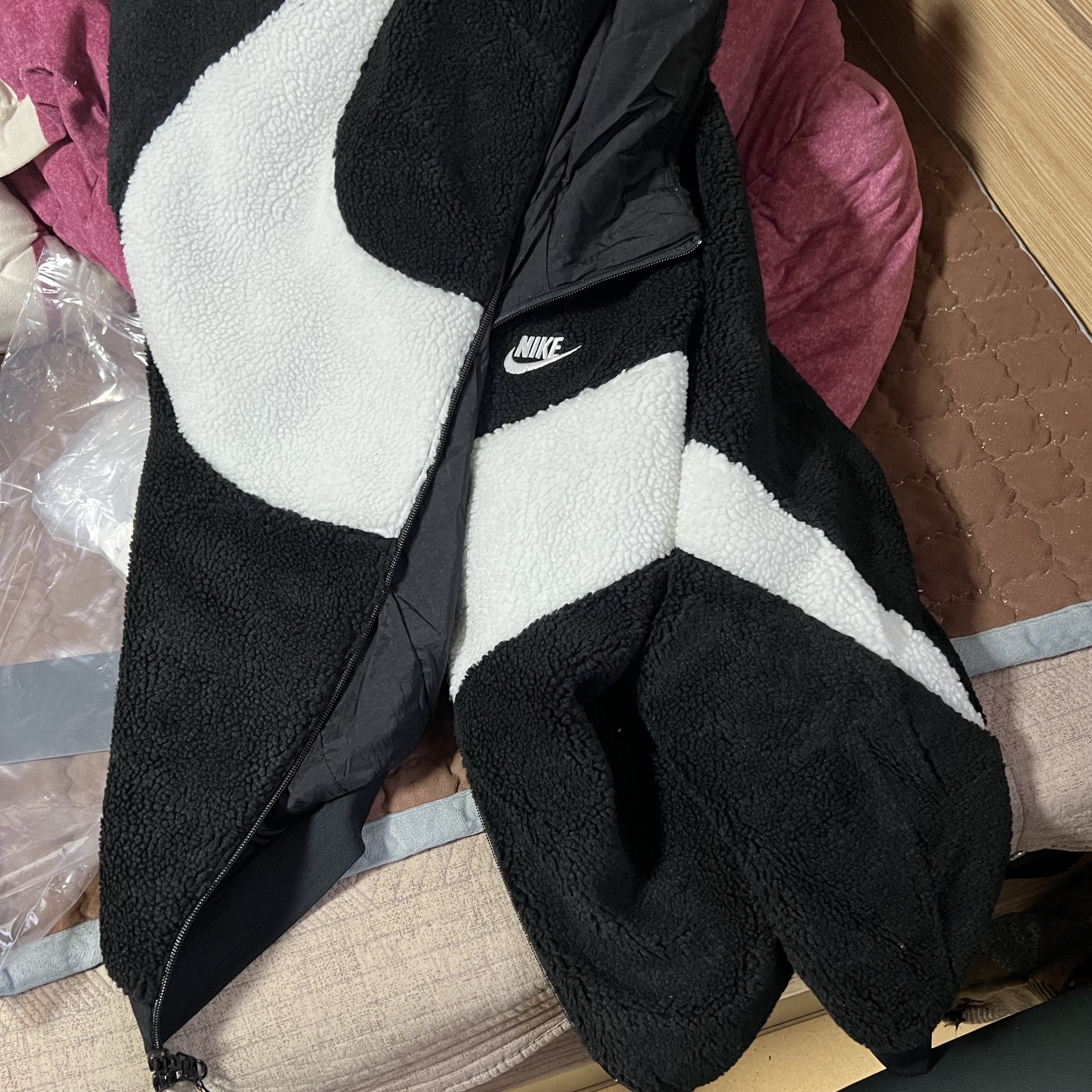 Nike Big Swoosh Full Zip Jacket Black Sail 착용 스타일