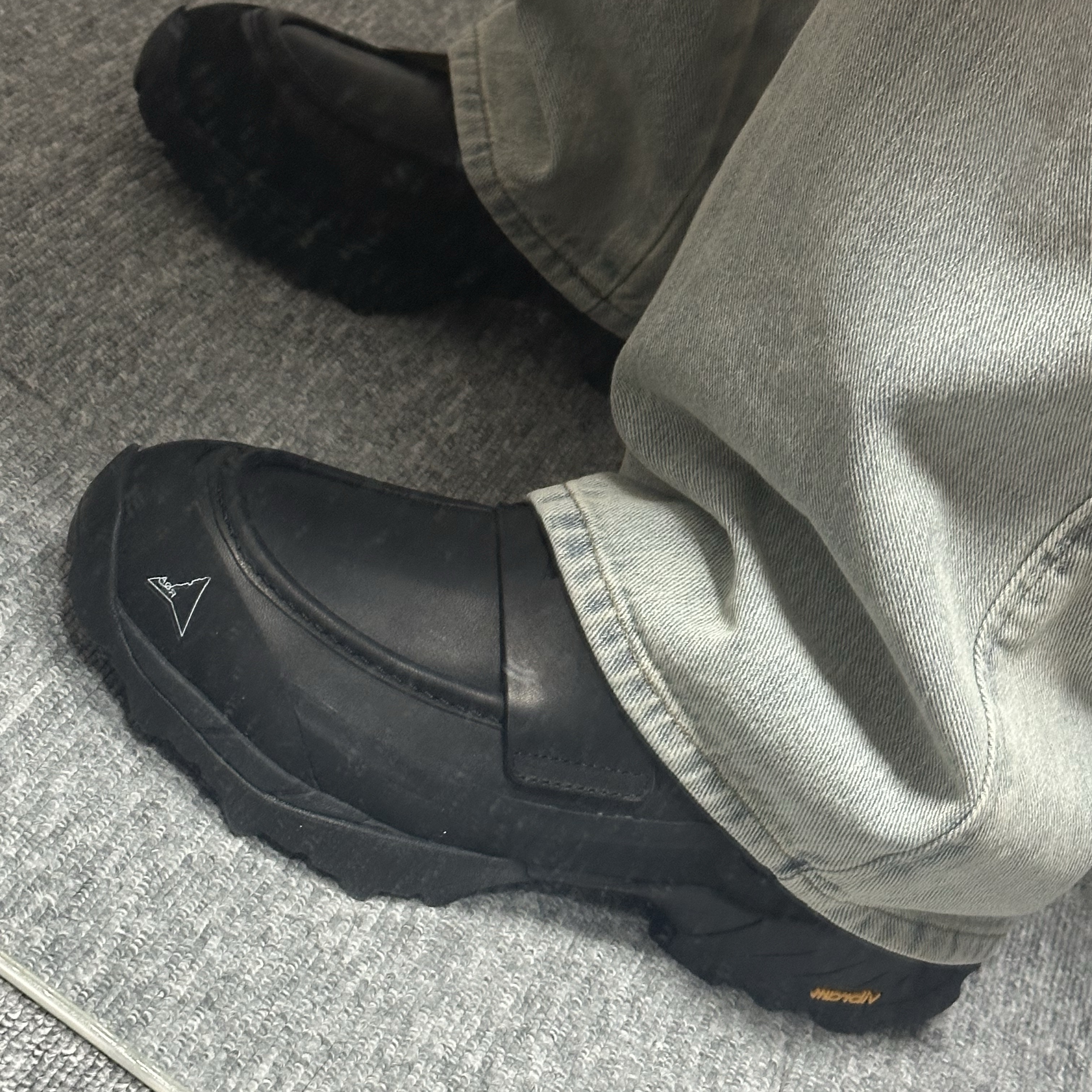 Roa Hiking Loafer Black 착용 스타일 - 1