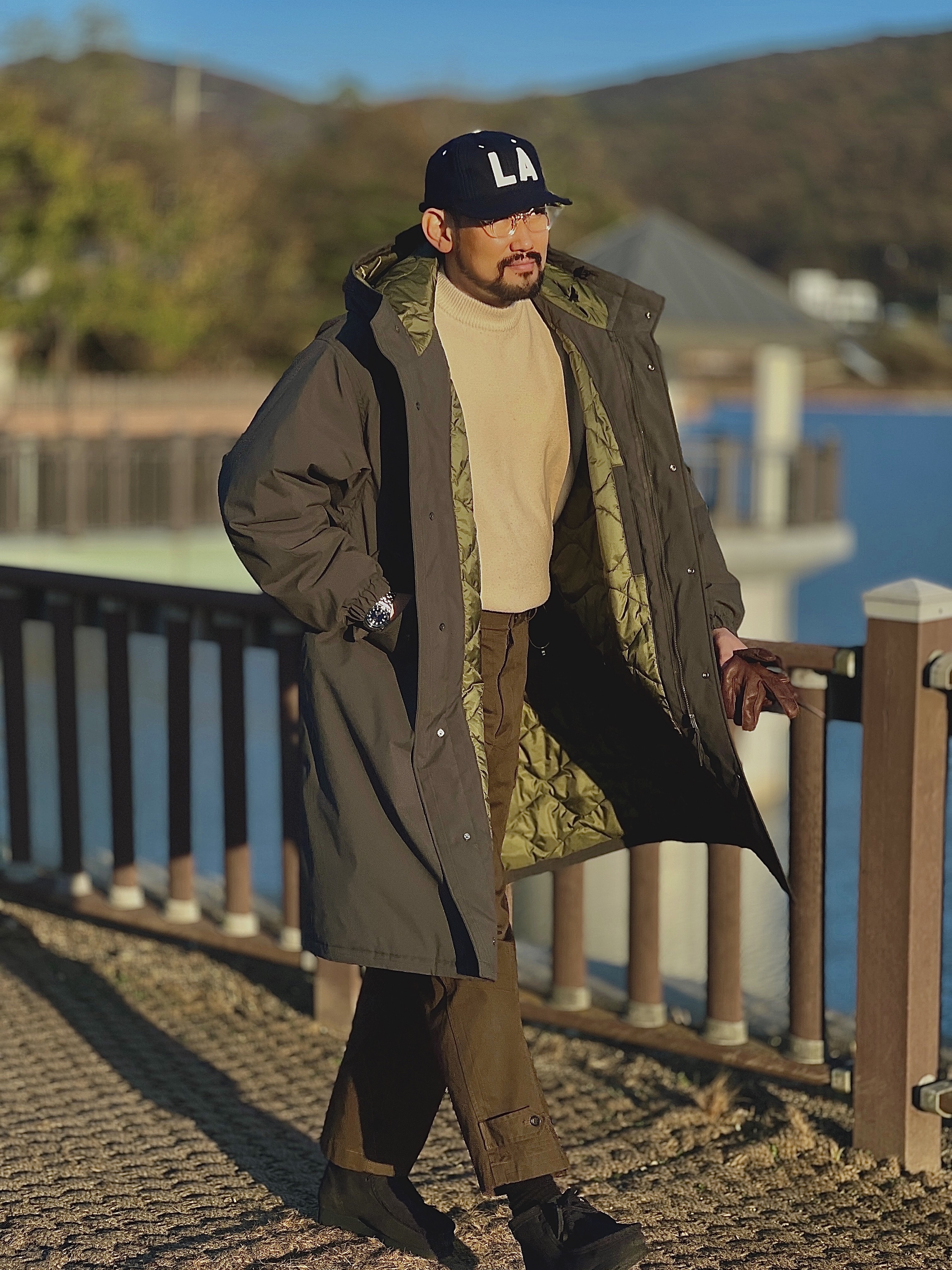 Uniqlo x Engineered Garments Pufftech Hooded Coat Dark Green, Clarks x Beams Wallabee Boots GTX Navy Suede 착용 스타일 - 5