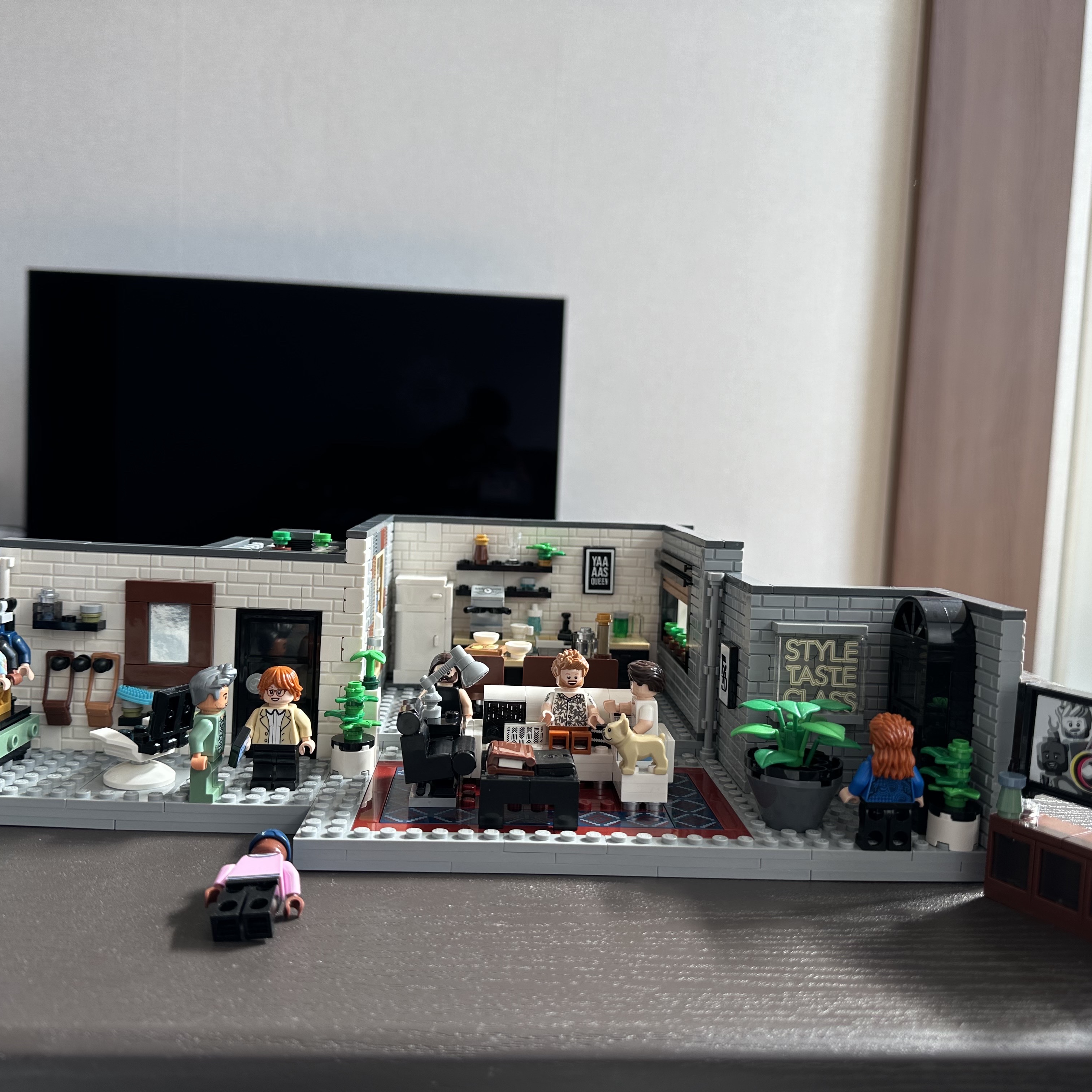 Lego Queer Eye - The Fab 5 Loft 착용 스타일 - 1