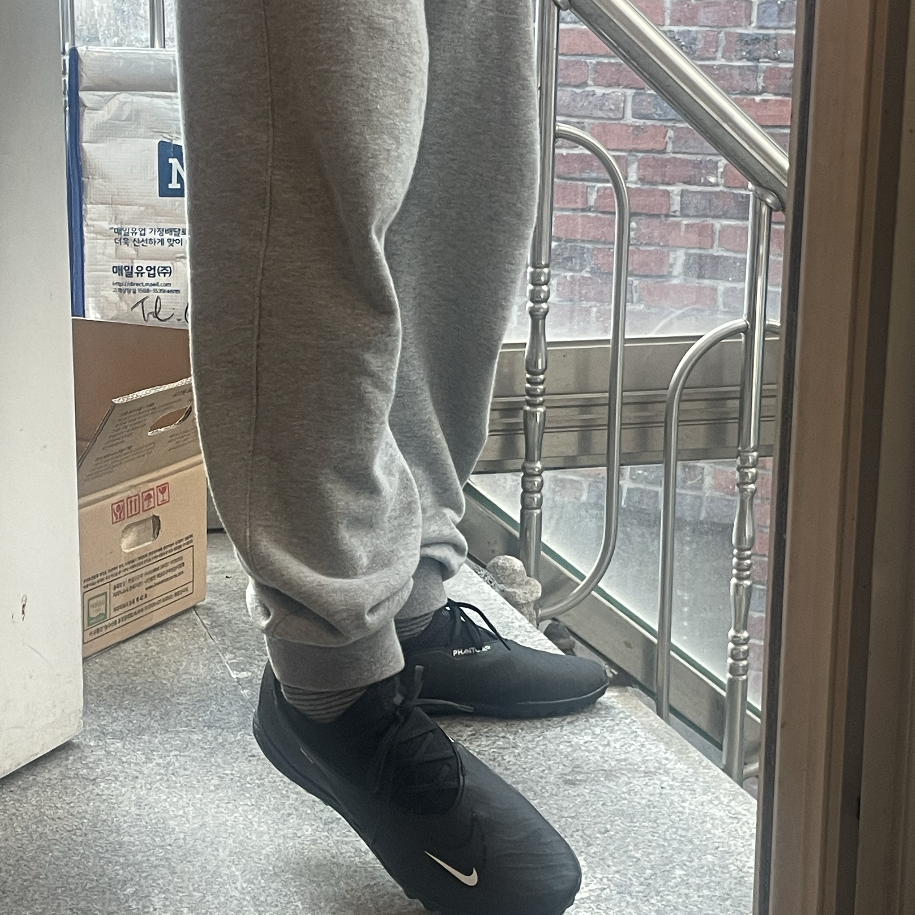 Nike React Phantom GX Pro TF Black Summit White 착용 스타일 - 3
