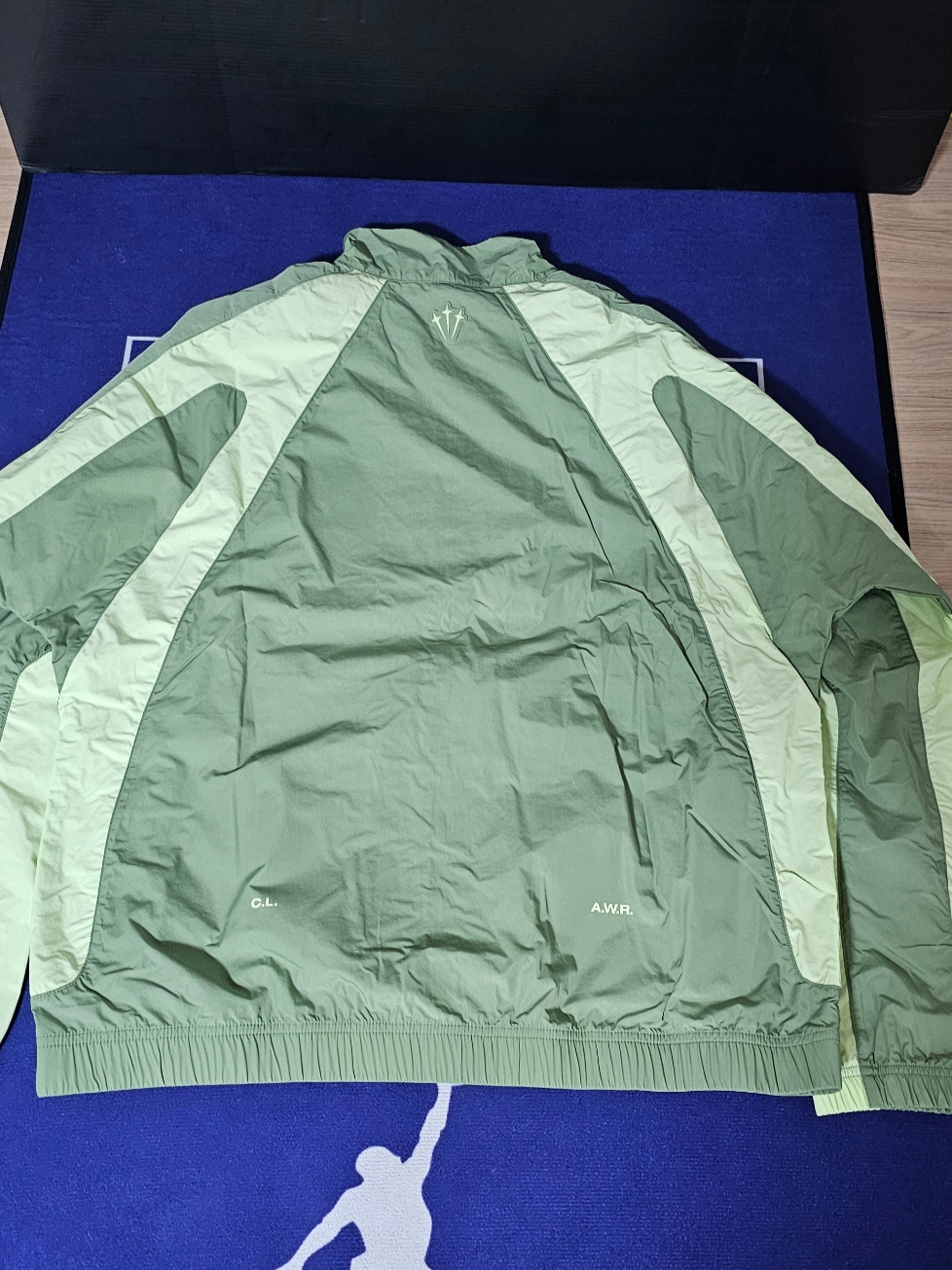Nike x Drake Nocta Nylon Track Jacket Oil Green (FN7666-386) 착용 스타일 - 2