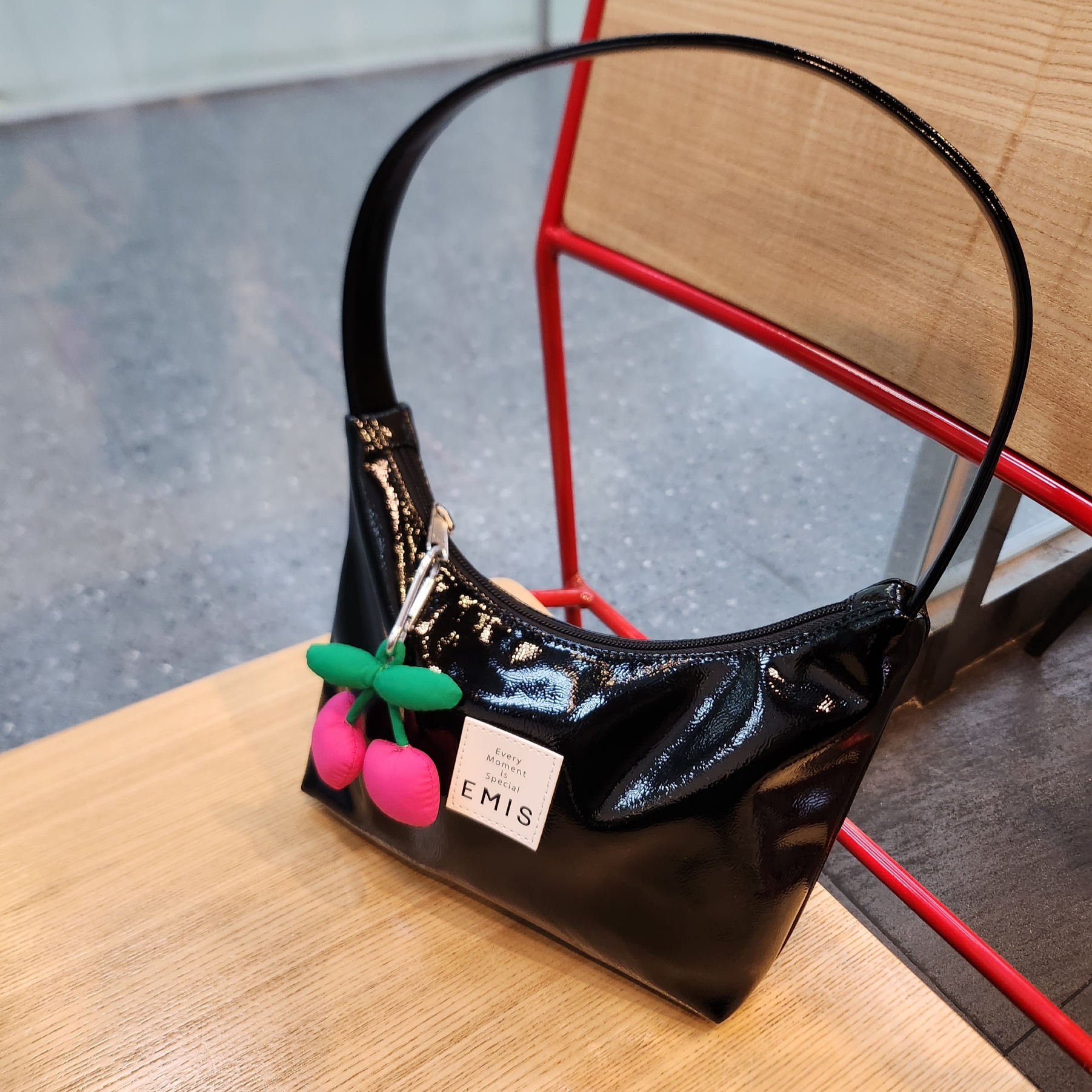Emis New Enamel Hobo Bag Black 착용 스타일