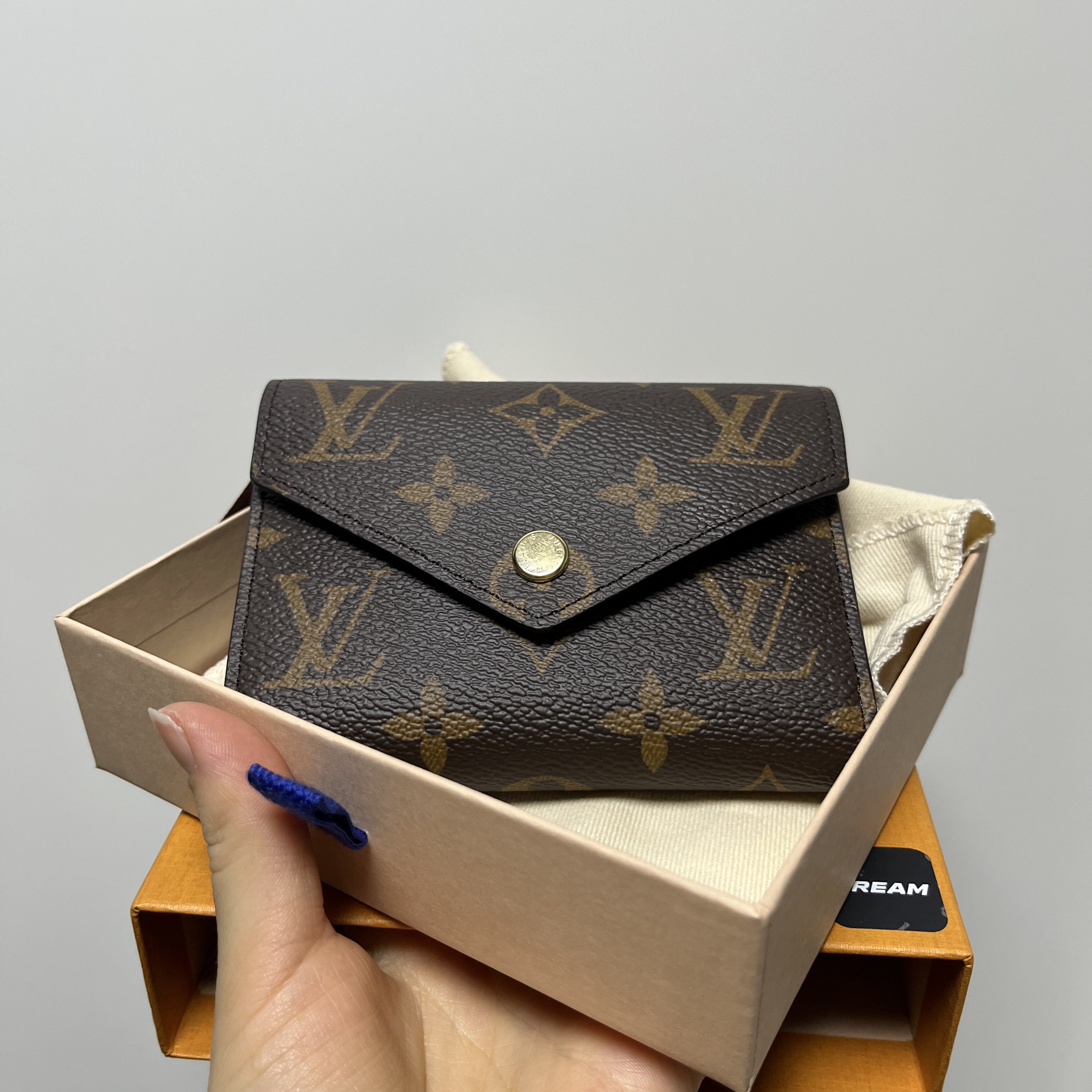 Louis Vuitton Victorine Wallet Monogram 착용 스타일