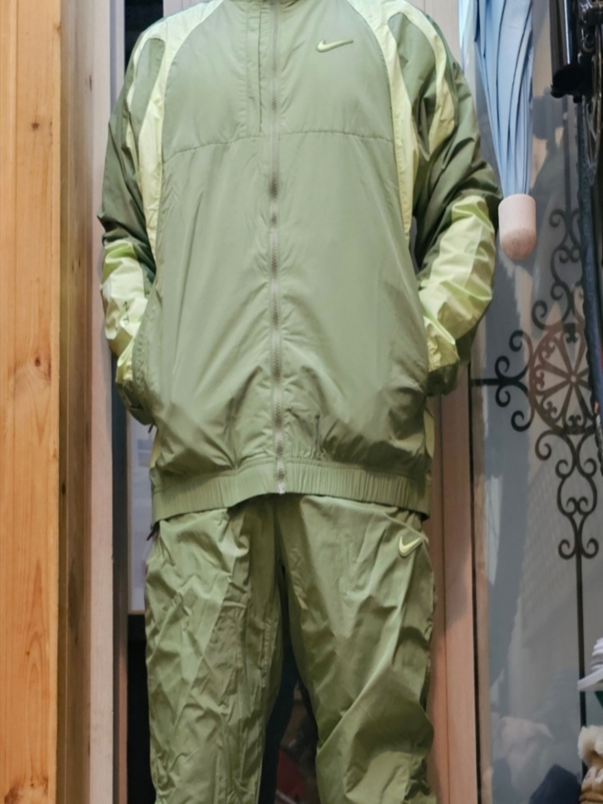 Nike x Drake Nocta Nylon Track Jacket Oil Green (FN7666-386) 착용 스타일 - 5