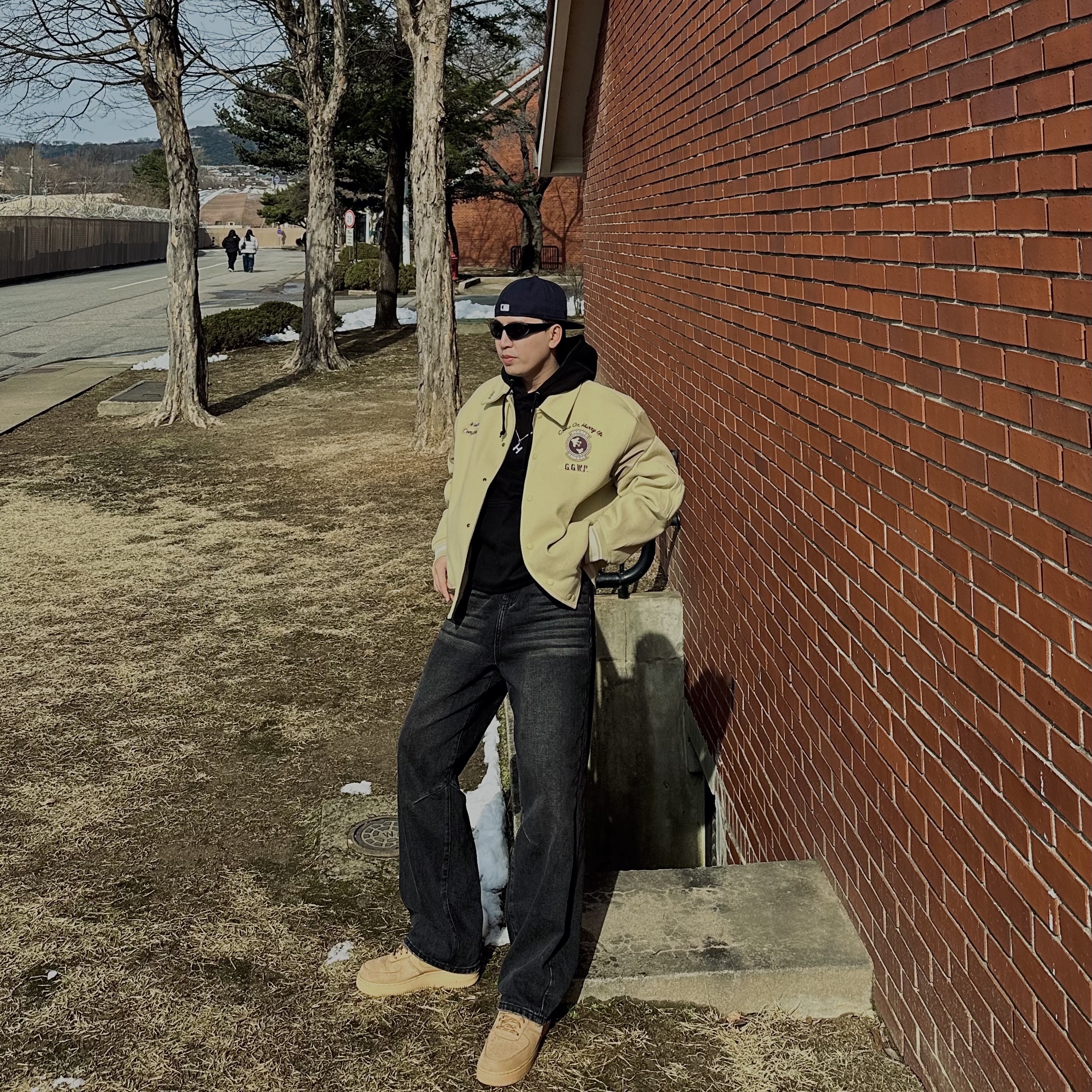 Nike Air Force 1 '07 WB Flax, New Era x Fear of God 59FIFTY Chicago White Sox Fitted Cap Black 착용 스타일
