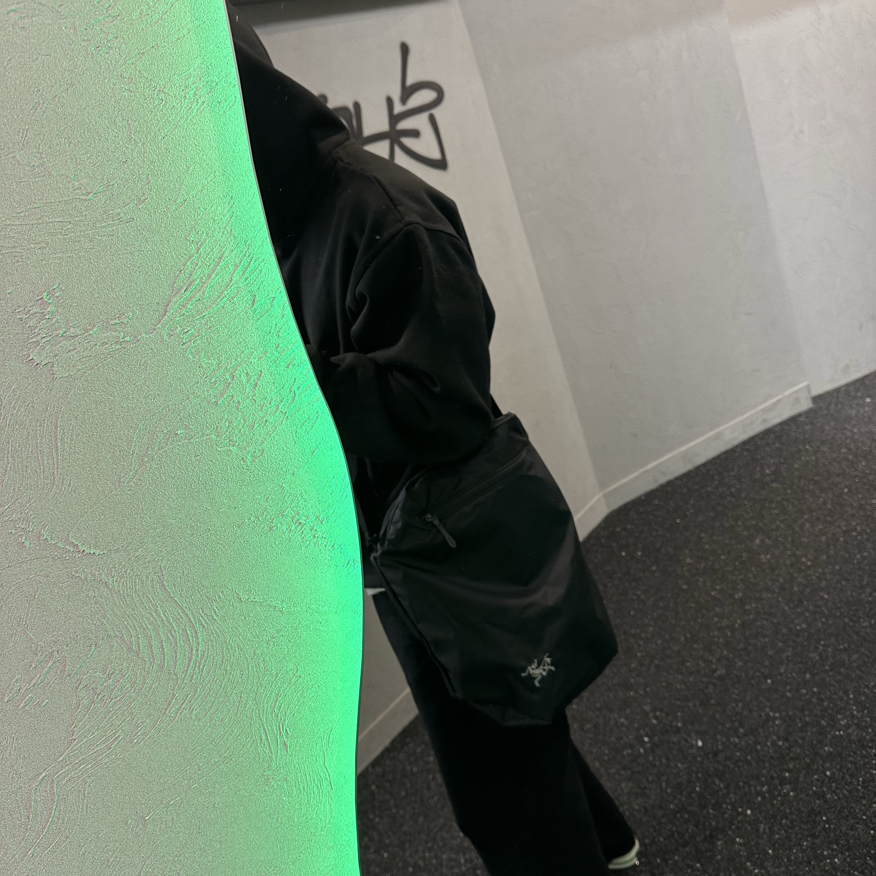 Arc'teryx Heliad 12 Tote Black 착용 스타일