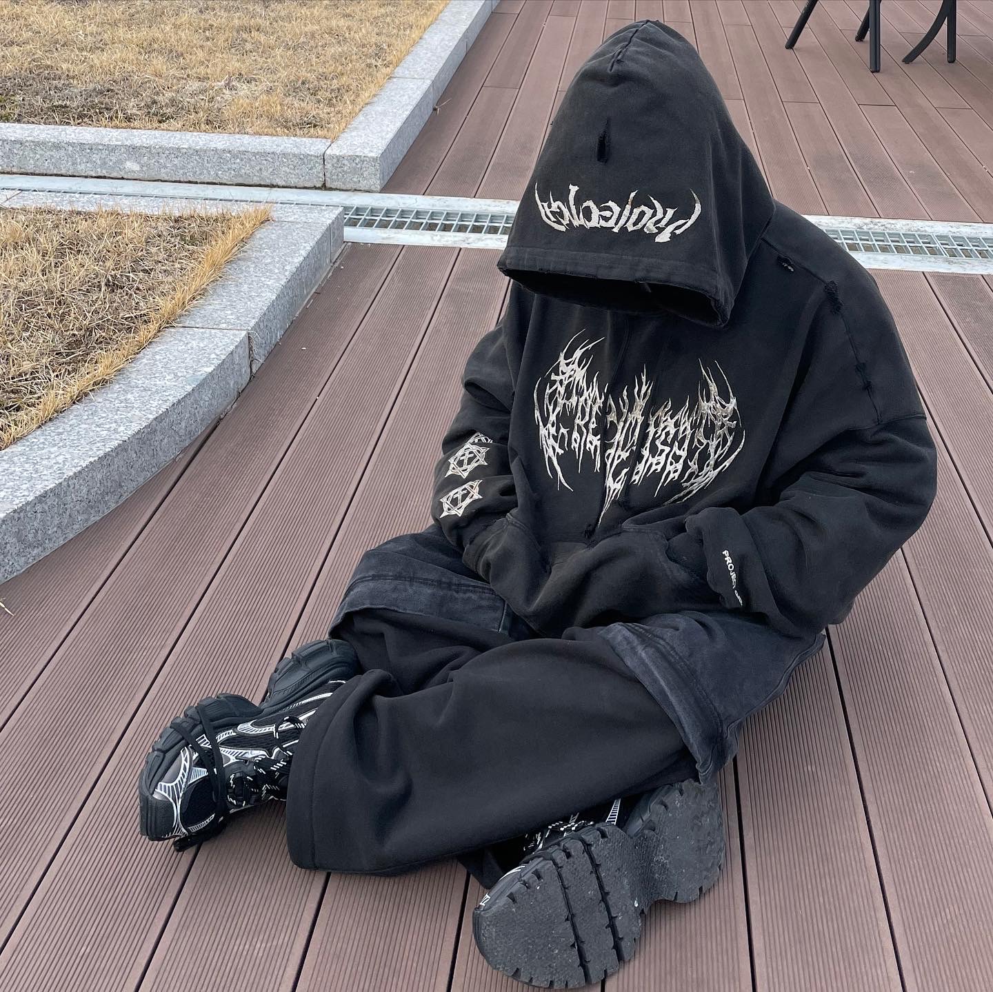 Project G/R Metalic Logo Hoodie Black, MJD Washed Detachable Baggy Pants Black 착용 스타일 - 1