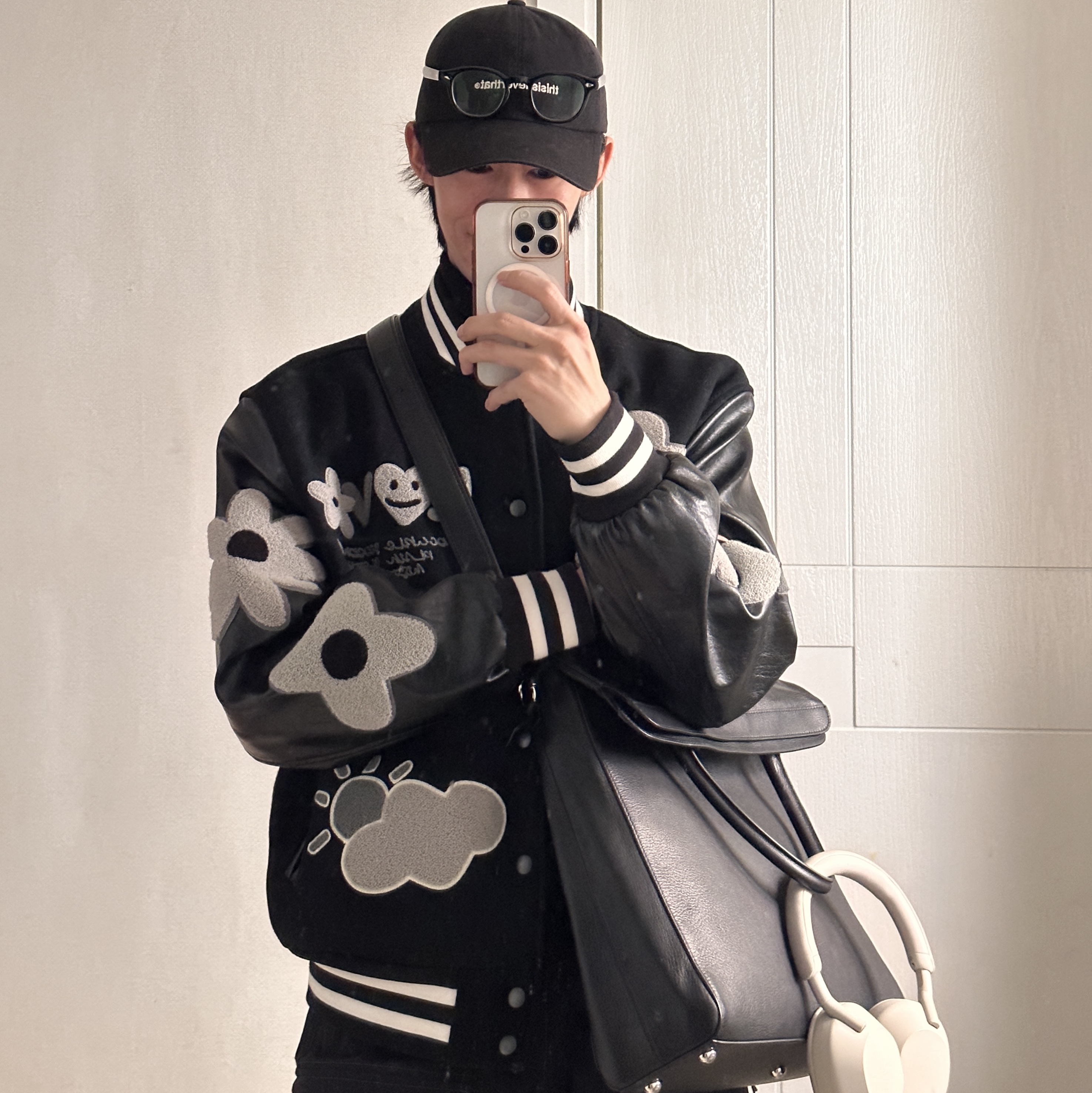 Maison Margiela 5AC Backpack Black, Sony WH-1000XM5 Silver (Korean Ver.) 착용 스타일