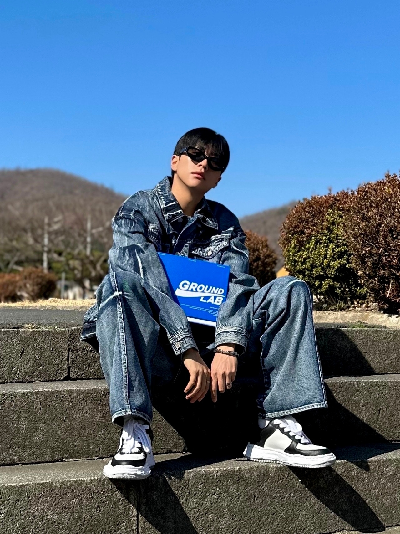 Maison Mihara Yasuhiro Wayne OG Sole Leather Low-top Sneakers Black White, Louis Vuitton Monogram Chain Bracelet Silver 착용 스타일 - 1