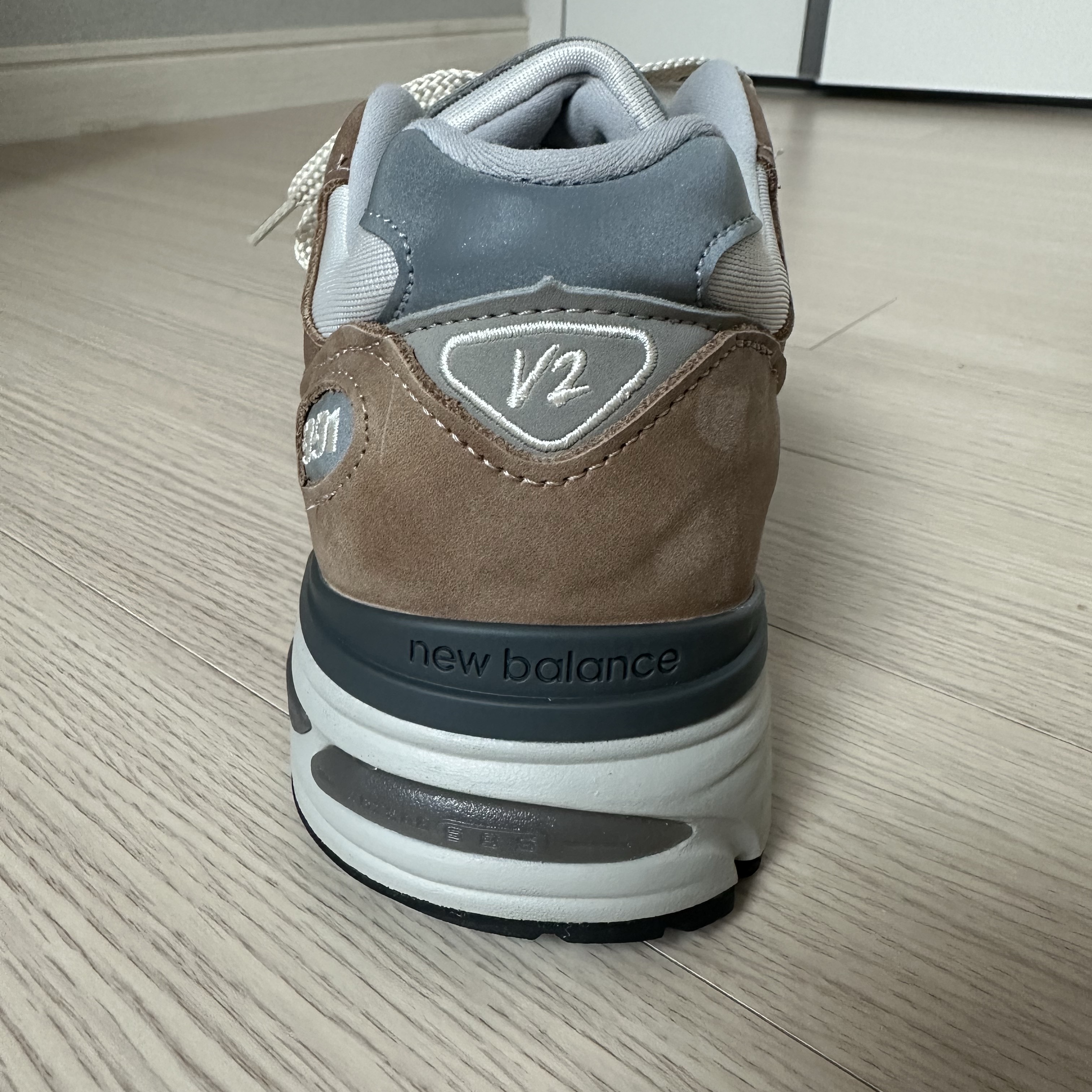 New Balance 991v2 Made in UK Coco Mocca 착용 스타일 - 4