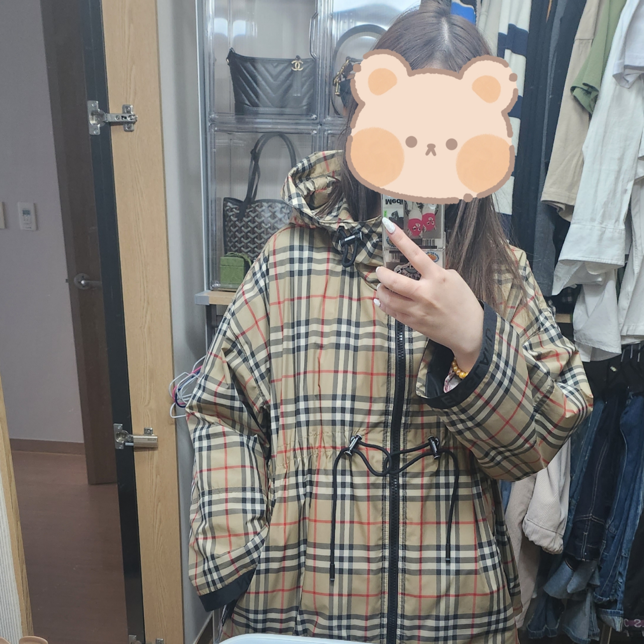 (W) Burberry Logo Tape Vintage Check Hooded Jacket Archive Beige 착용 스타일
