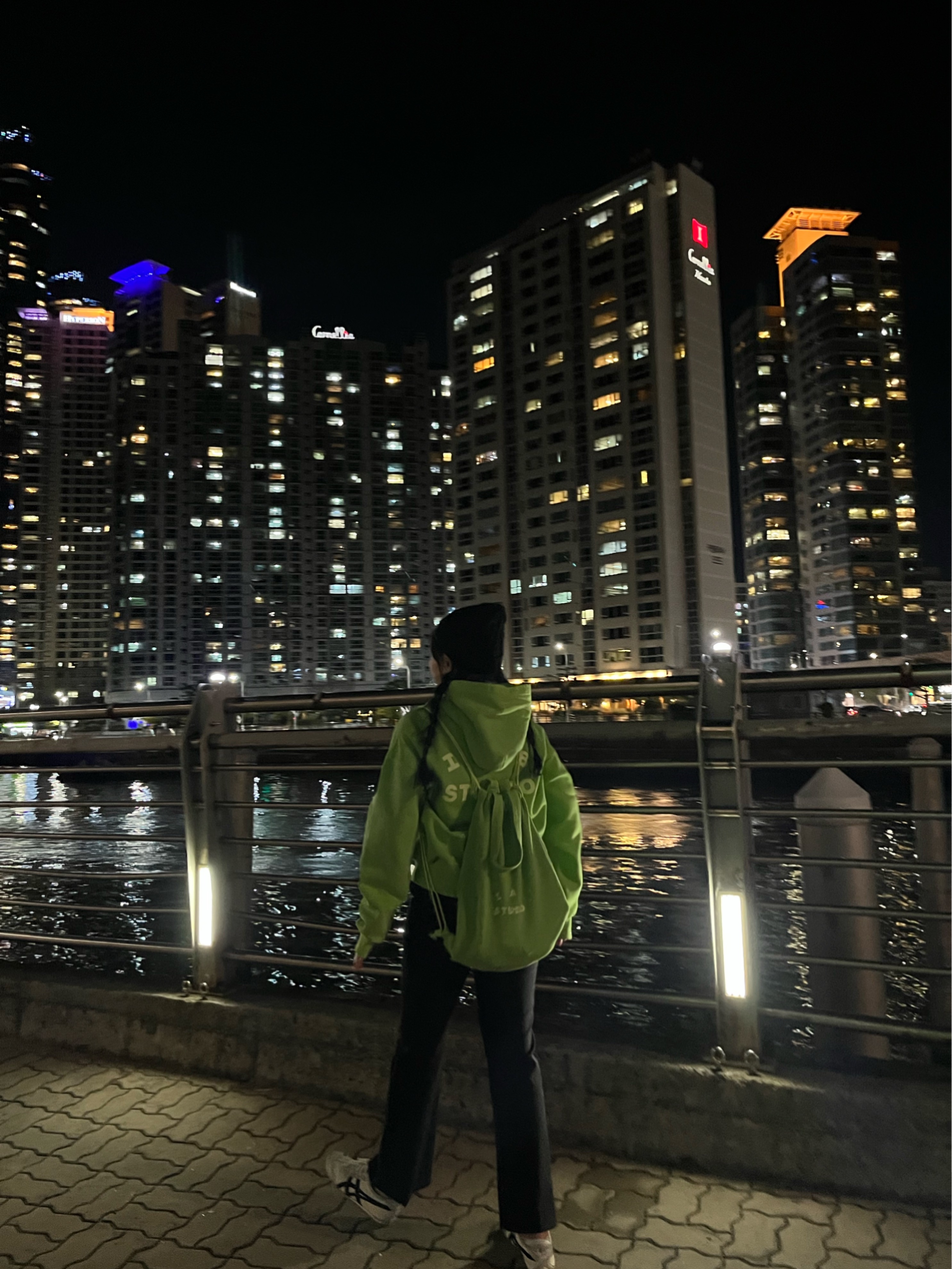 IAB Studio Pigment Hoodie & Sack Apple Green, Onitsuka Tiger Mexico 66 Vintage White Black 착용 스타일