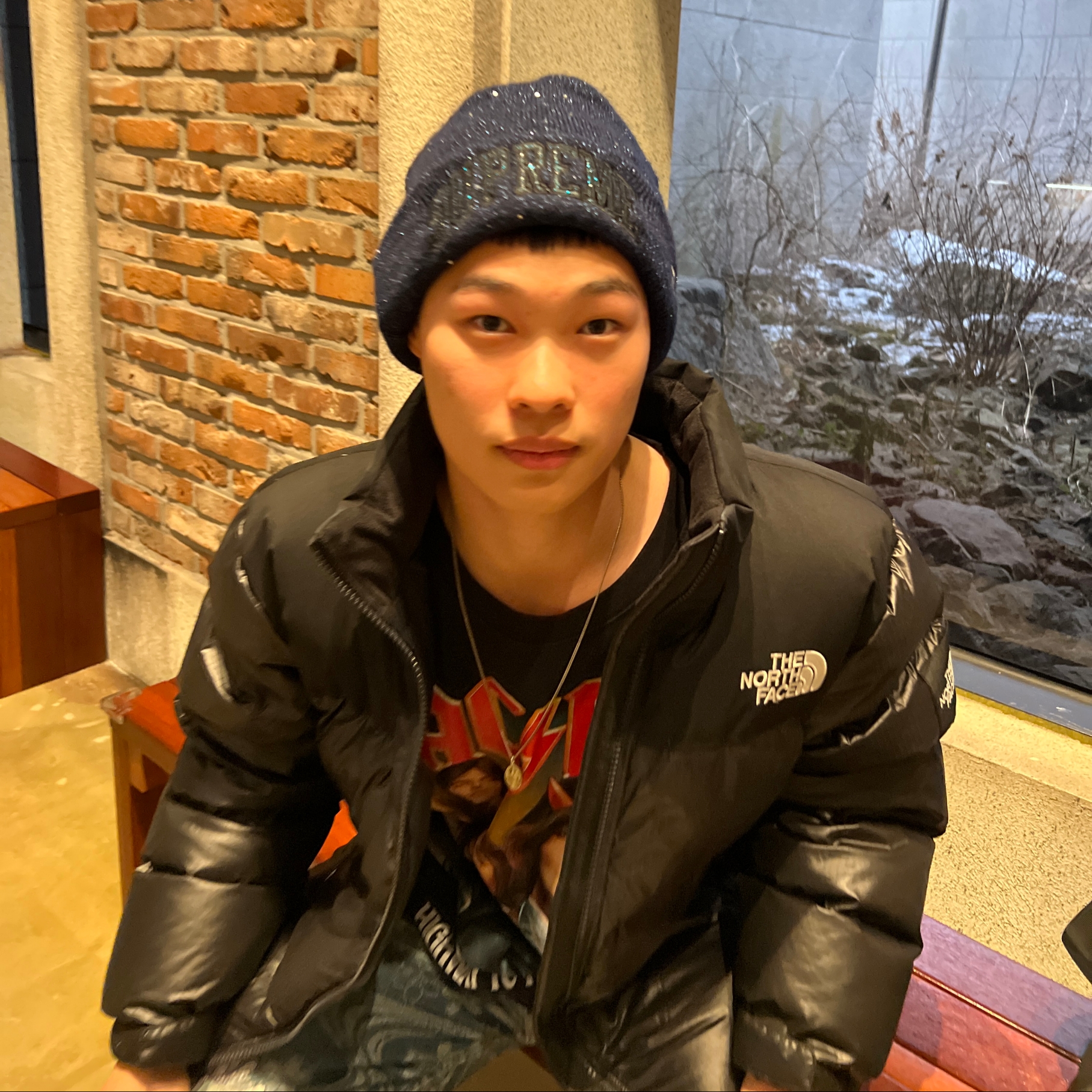 Jordan 6 Retro Carmine 2021, Supreme New Era Metallic Arc Beanie Navy - 23SS 착용 스타일 - 3