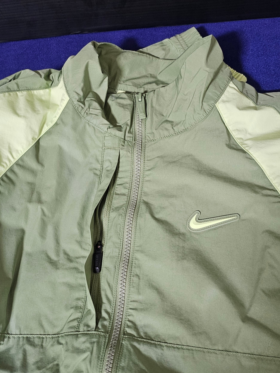 Nike x Drake Nocta Nylon Track Jacket Oil Green (FN7666-386) 착용 스타일 - 4