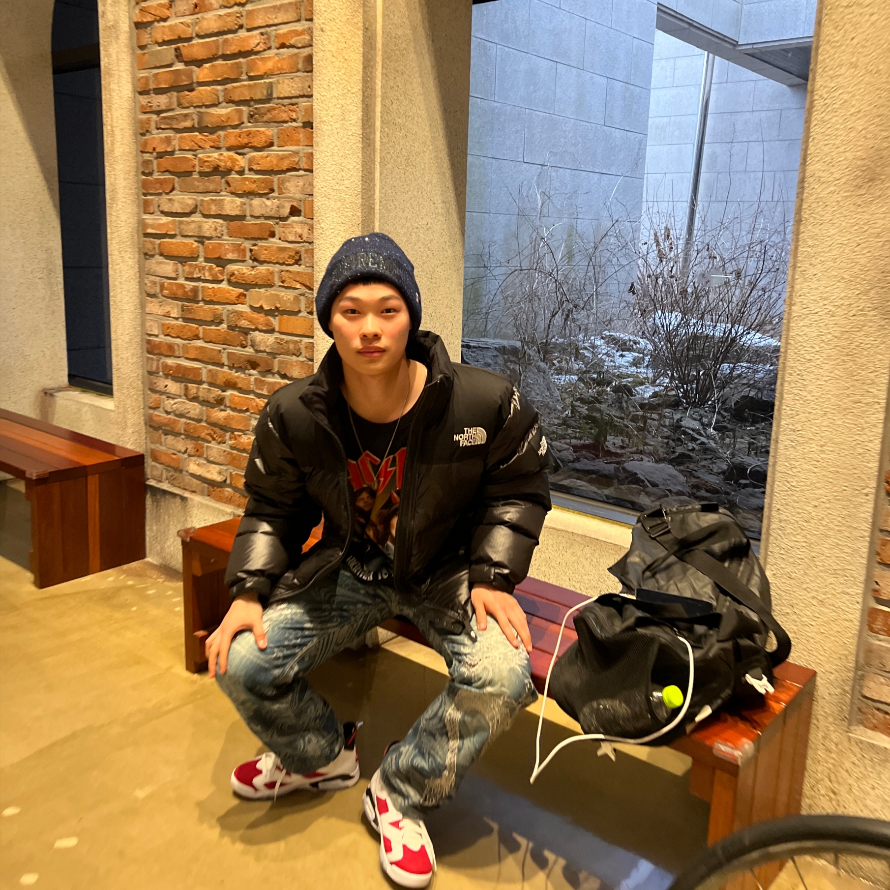 Jordan 6 Retro Carmine 2021, Supreme New Era Metallic Arc Beanie Navy - 23SS 착용 스타일 - 4