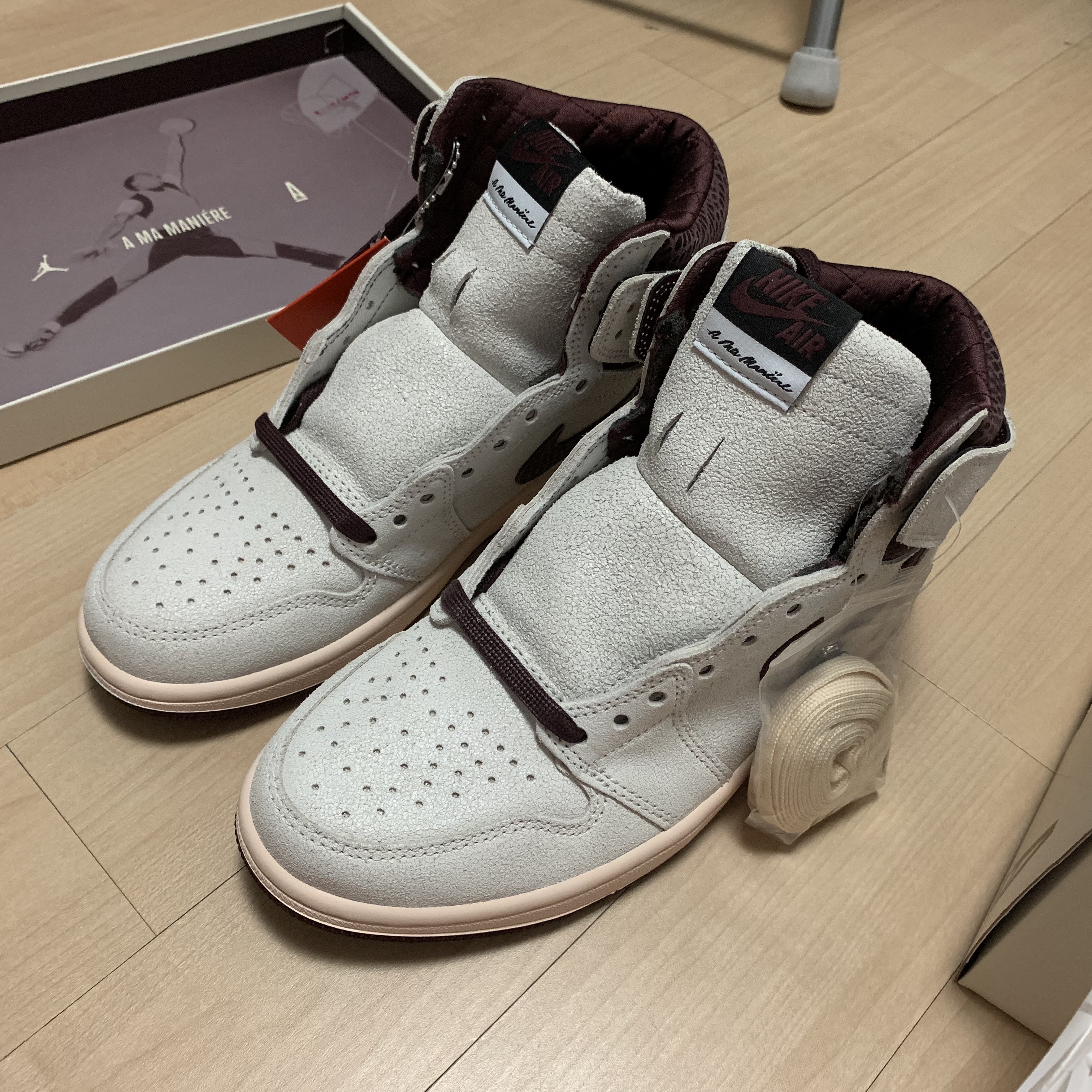 Jordan 1 x A Ma Maniere Retro High OG SP Sail and Burgundy 착용 스타일