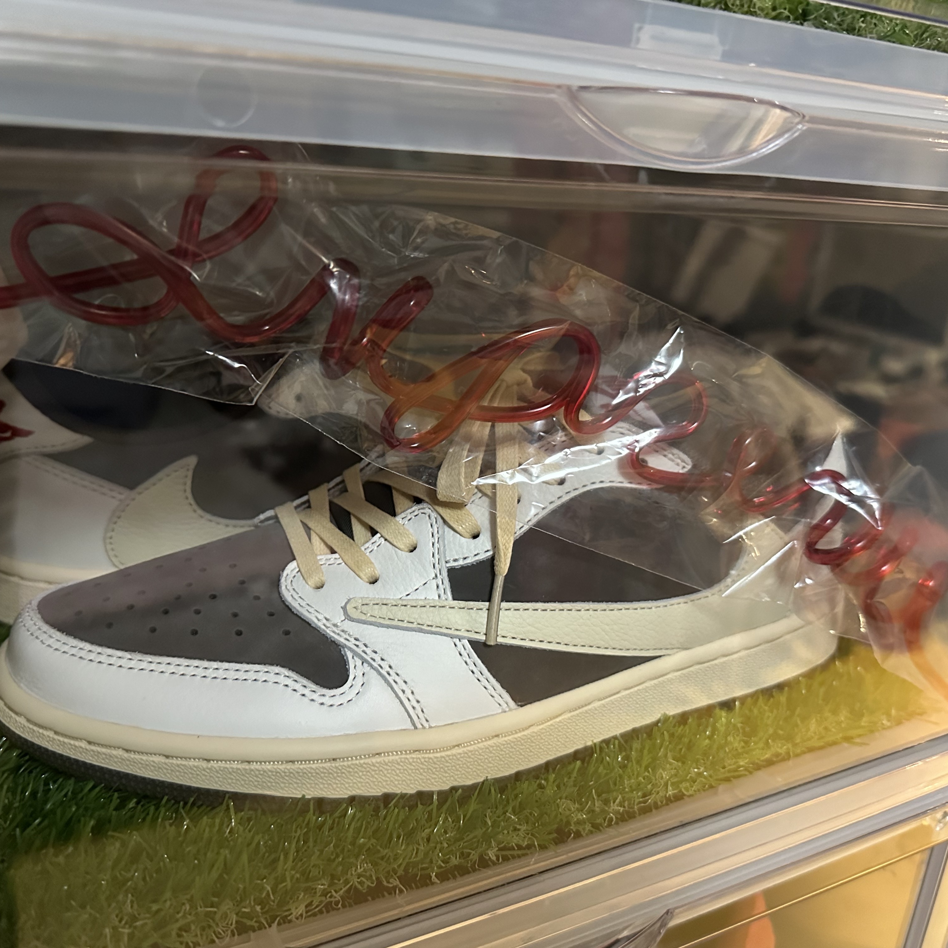 Jordan 1 x Travis Scott Retro Low OG SP Sail and Ridgerock 착용 스타일