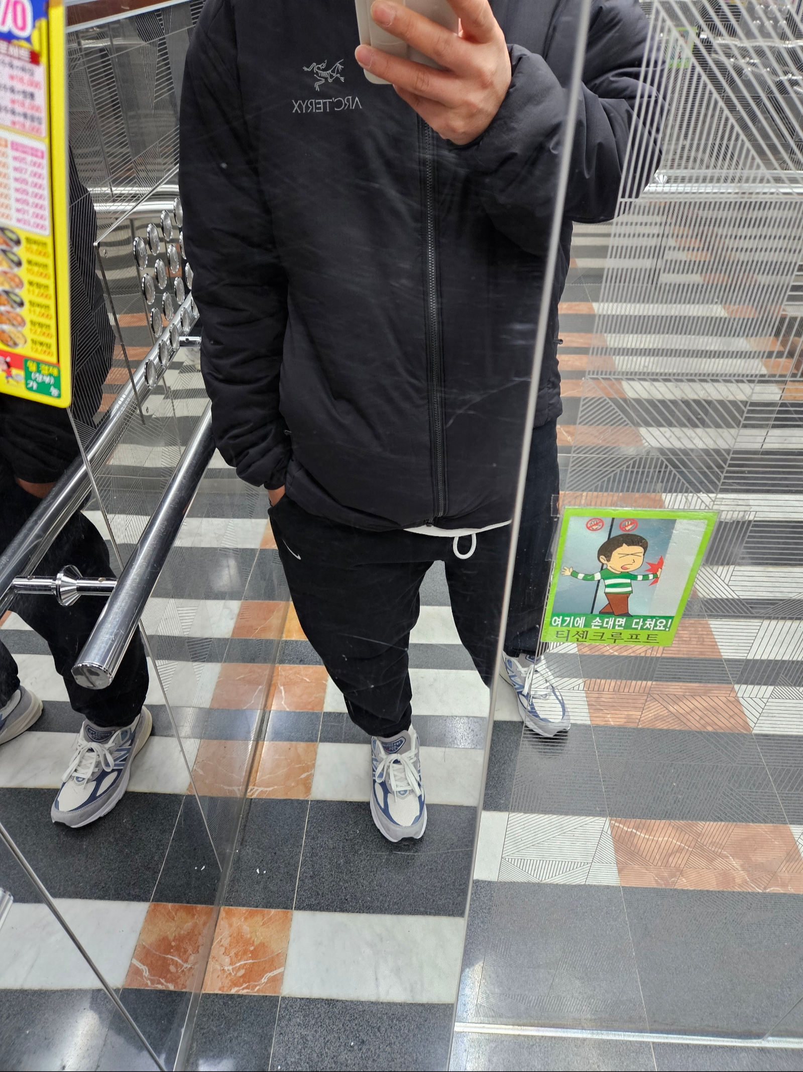 Arc'teryx Atom AR Hoody Black, New Balance 990v6 Made in USA Gray Suede 착용 스타일
