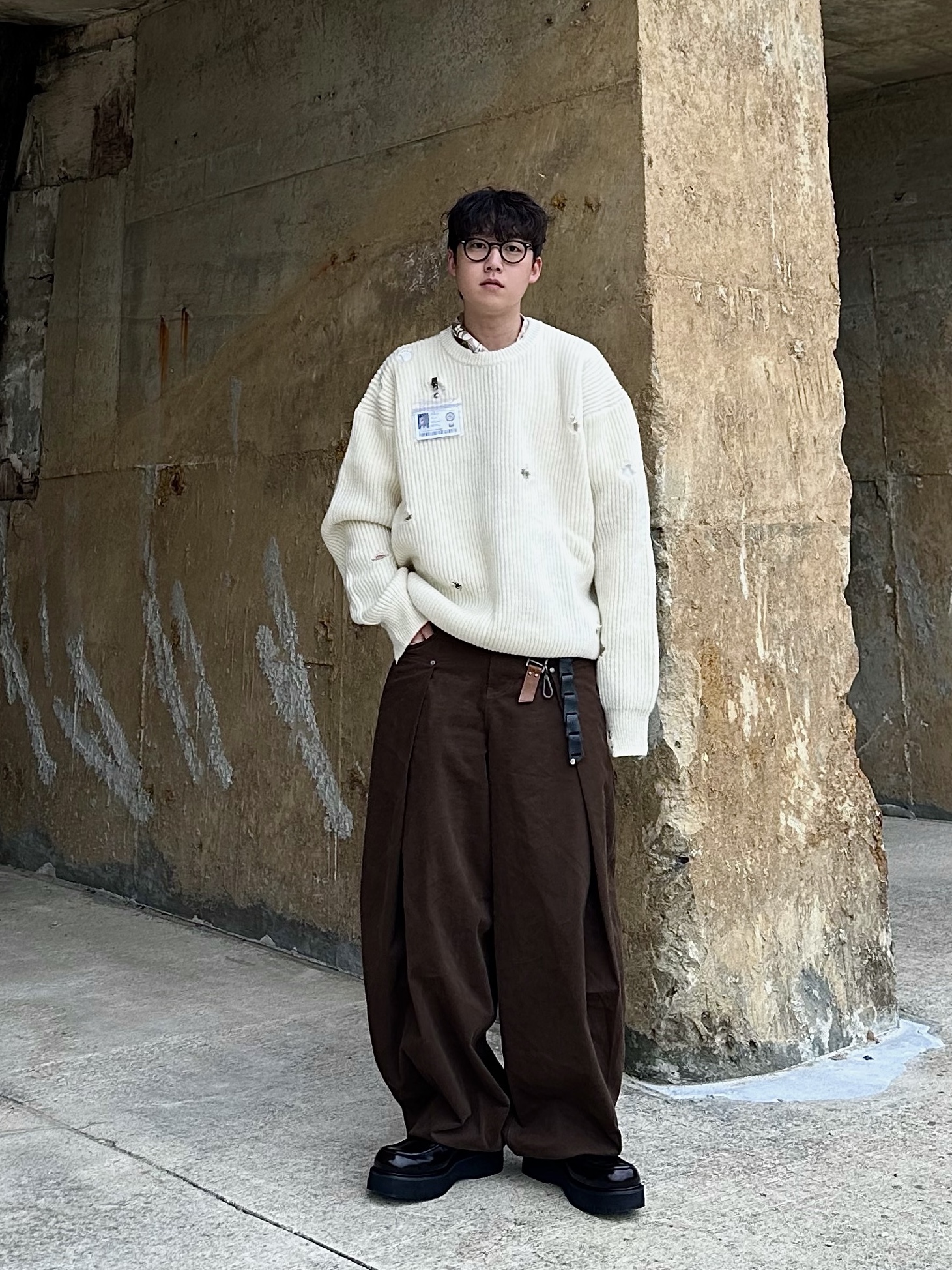STU Destroyed Knit Cream with Name Tag 착용 스타일 - 1