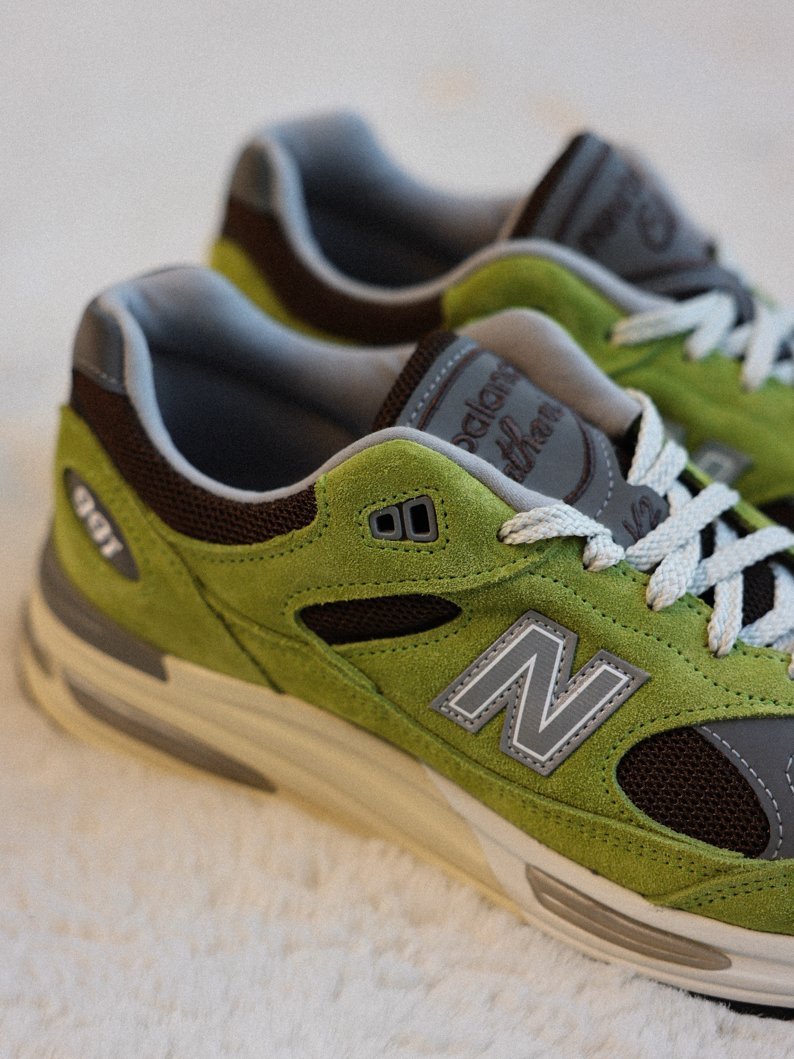 New Balance × Danielle Cathari 991v2 Matcha Chocolate Brown 착용 스타일 - 2