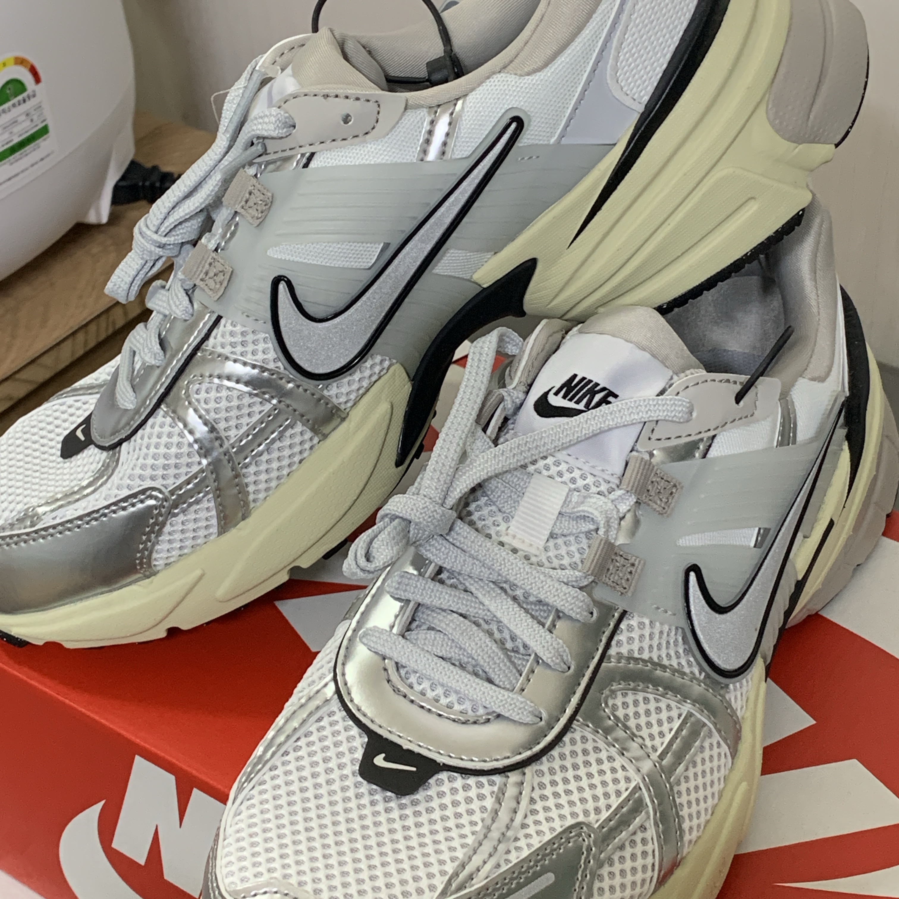 Nike V2K Run Summit White Metallic Silver 착용 스타일