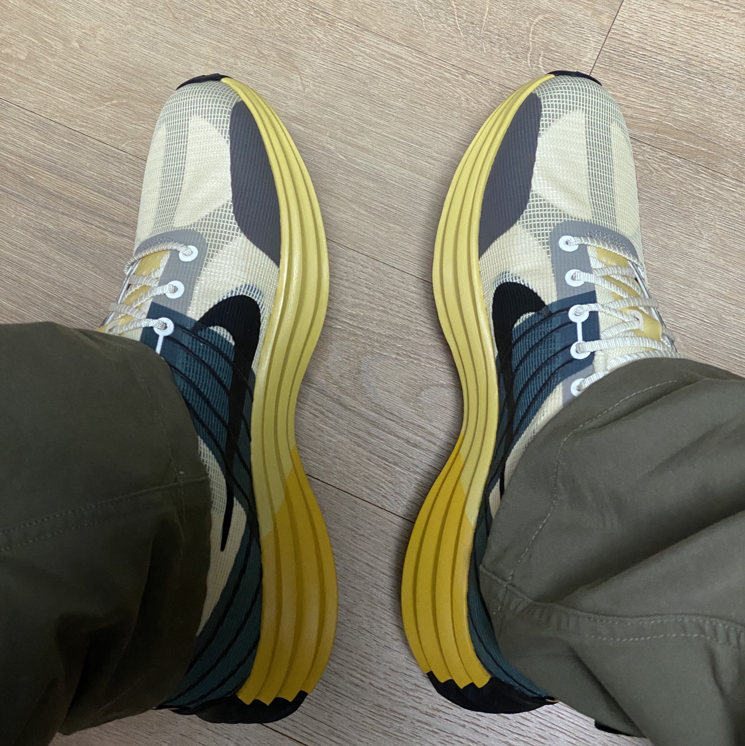 Nike Lunar Roam Alabaster and Green Abyss 착용 스타일