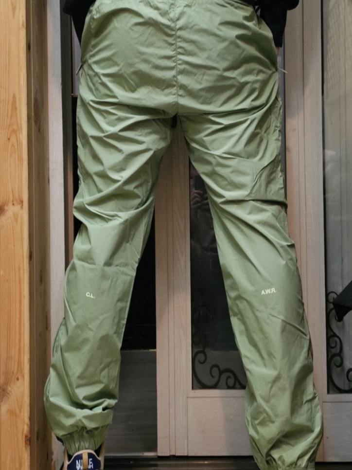 Nike x Drake Nocta Woven Track Pants Oil Green (FN7668-386) 착용 스타일 - 3