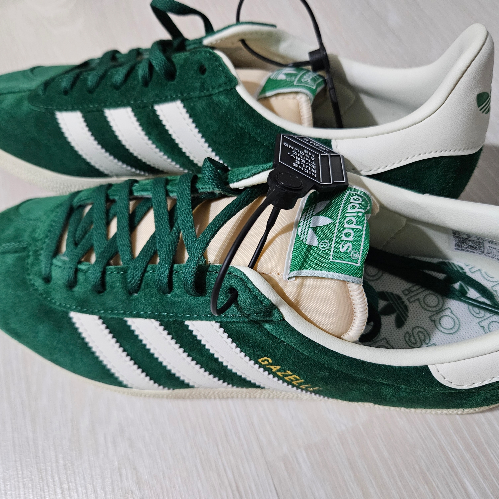 Adidas Gazelle Dark Green Cream White 착용 스타일