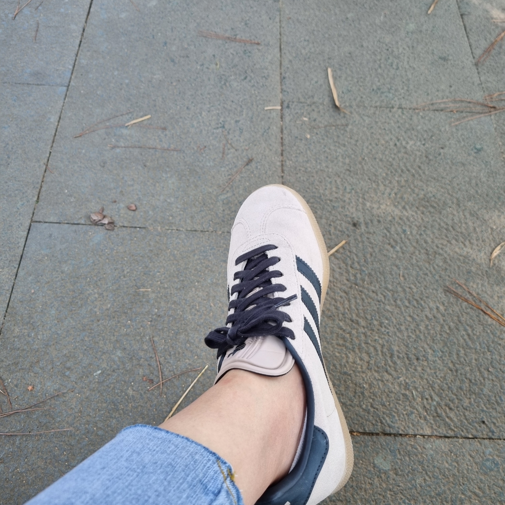Adidas Gazelle Wonder Taupe Night Indigo 착용 스타일 - 2
